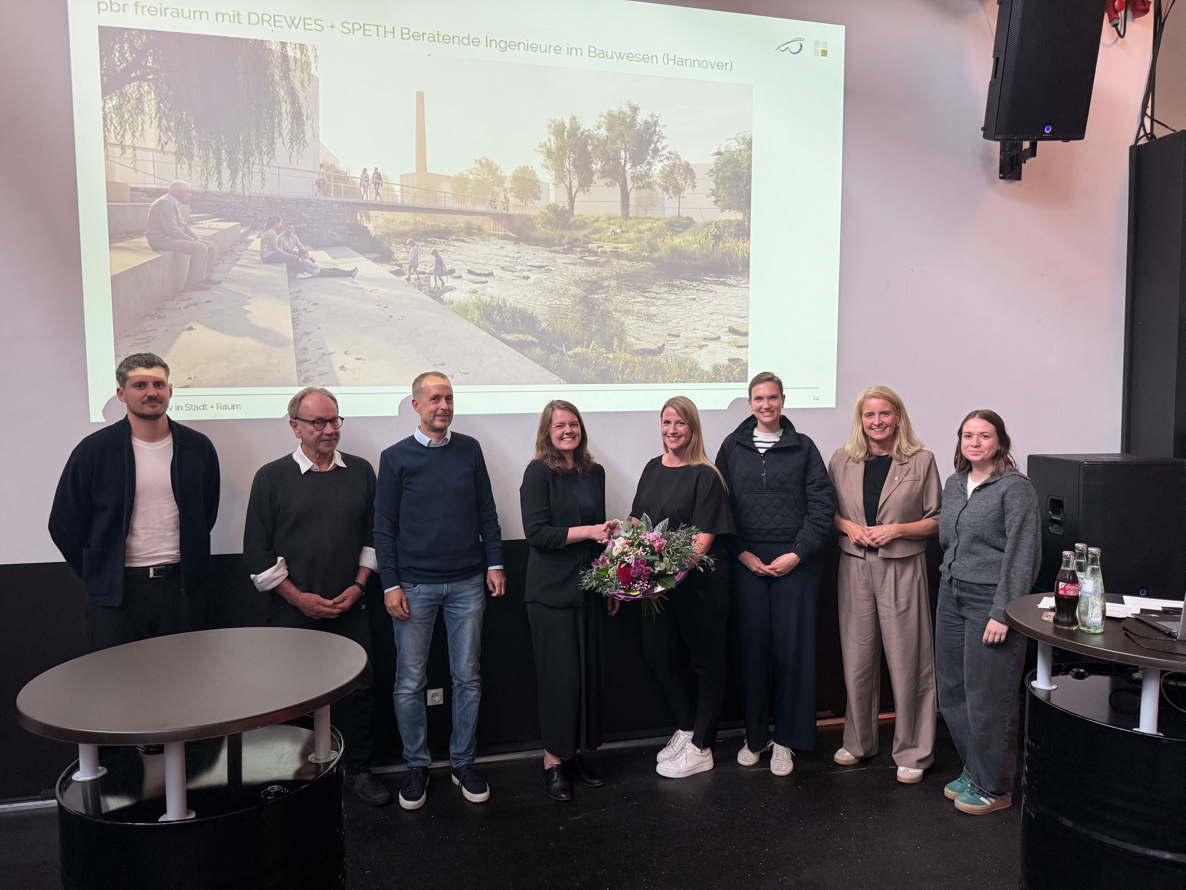 Unser Foto zeigt: Die Gewinner des Wettbewerbs wurden in der Drahtzieherei vorgestellt.