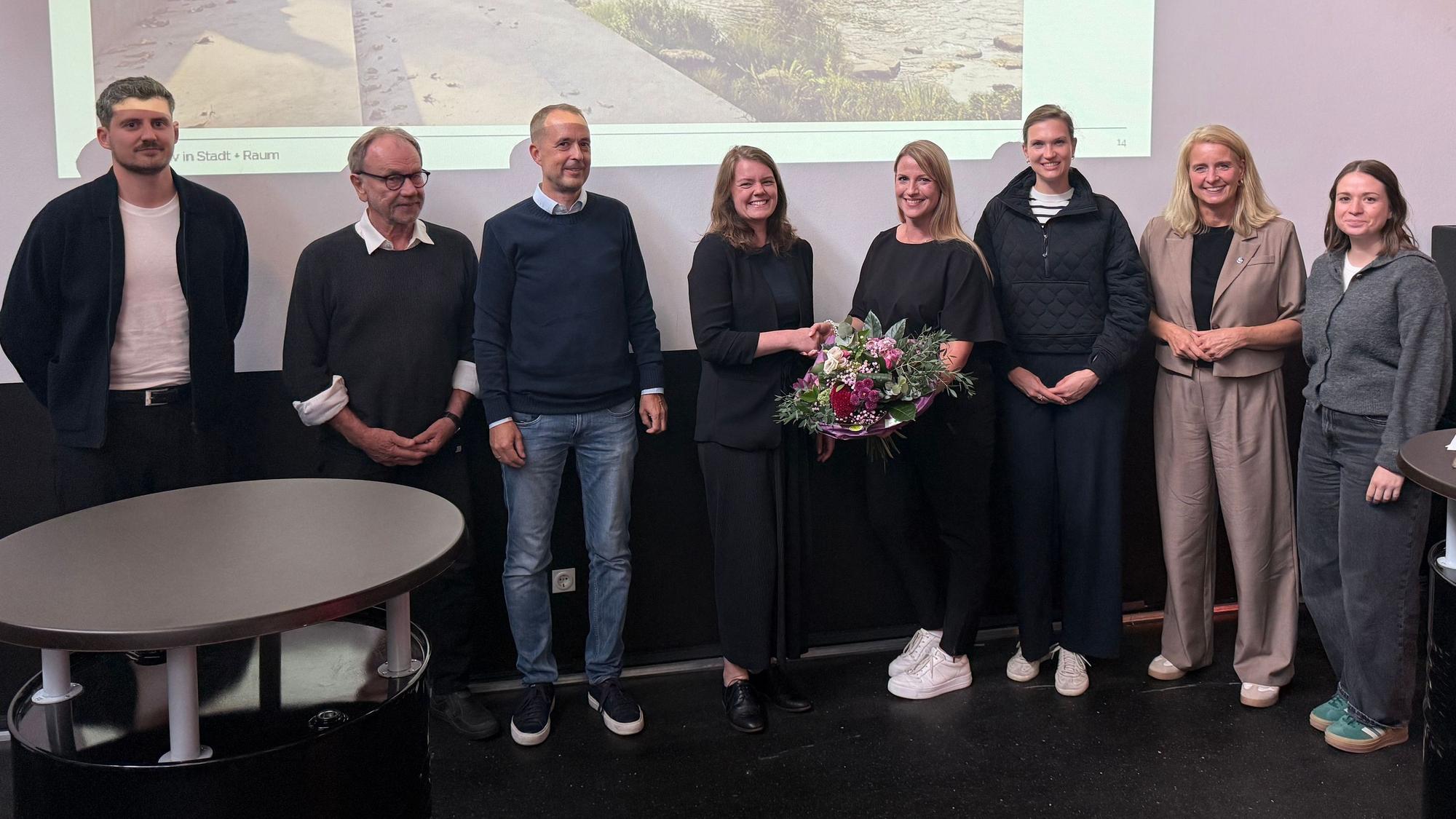 Unser Foto zeigt: Die Gewinner des Wettbewerbs wurden in der Drahtzieherei vorgestellt.