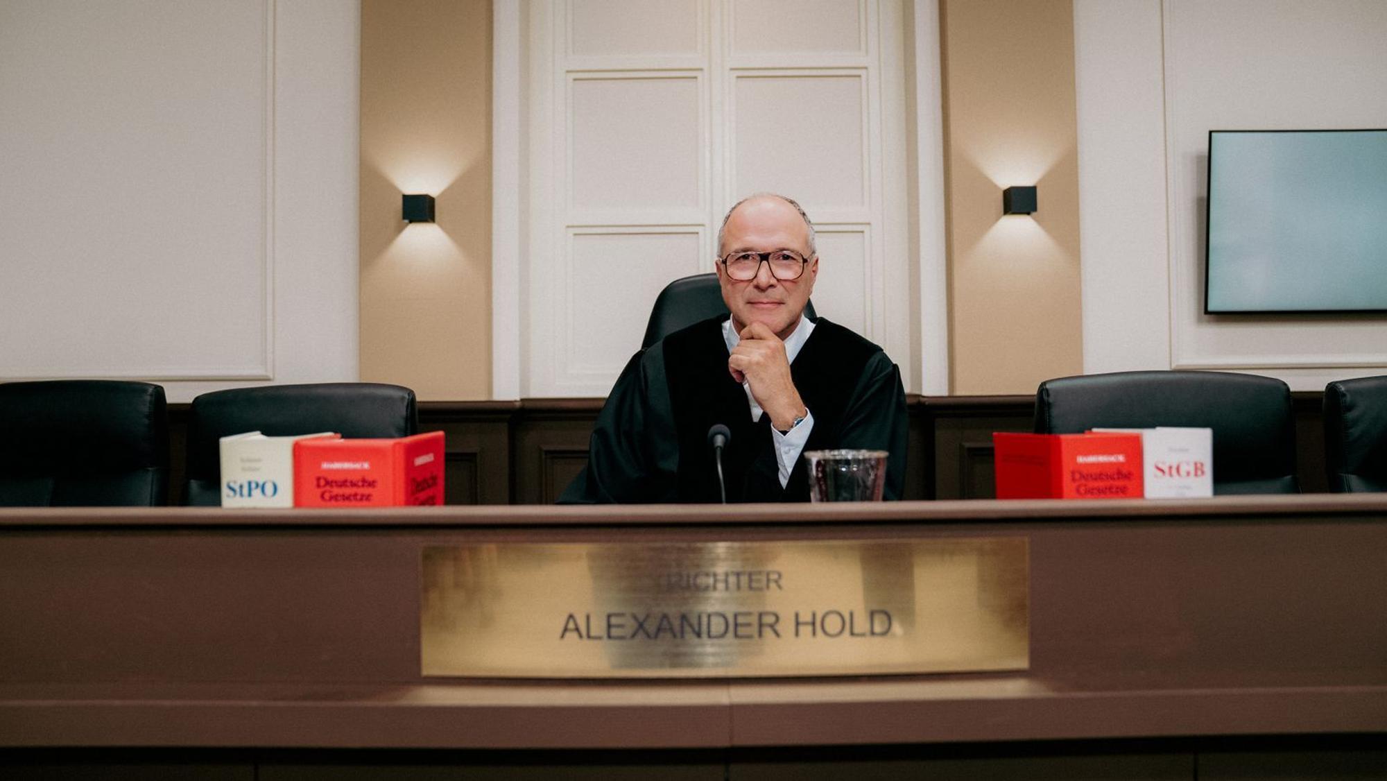 13 Jahre war Alexander Hold im Ruhestand. Nun kehrt er zurück in den Gerichtssaal. (Bild: Joyn/BECKER FILMS)