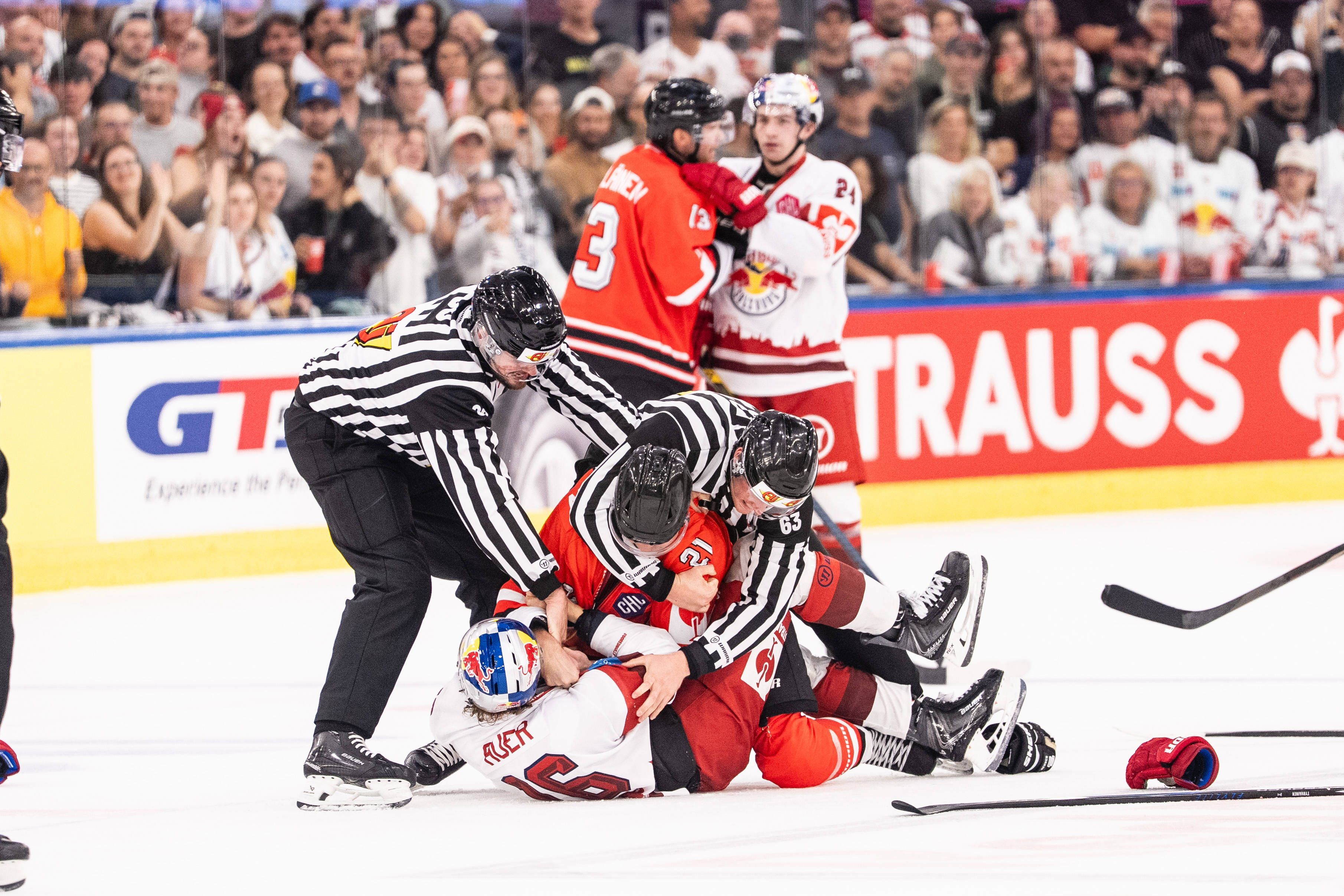 Ice hockey, Eishockey - CHL, EC RBS vs Koeln SALZBURG,AUSTRIA,03.SEP.26 - ICE HOCKEY - CHL, Champions Hockey League, group stage, EC Red Bull Salzburg vs Koelner Haie. Image shows Luca Auer EC RBS and Juhani Tyrvaeinen Koelner Haie in a fight. PUBLICATIONxNOTxINxAUTxSUIxSWE GEPAxpictures/xJulioxArellano