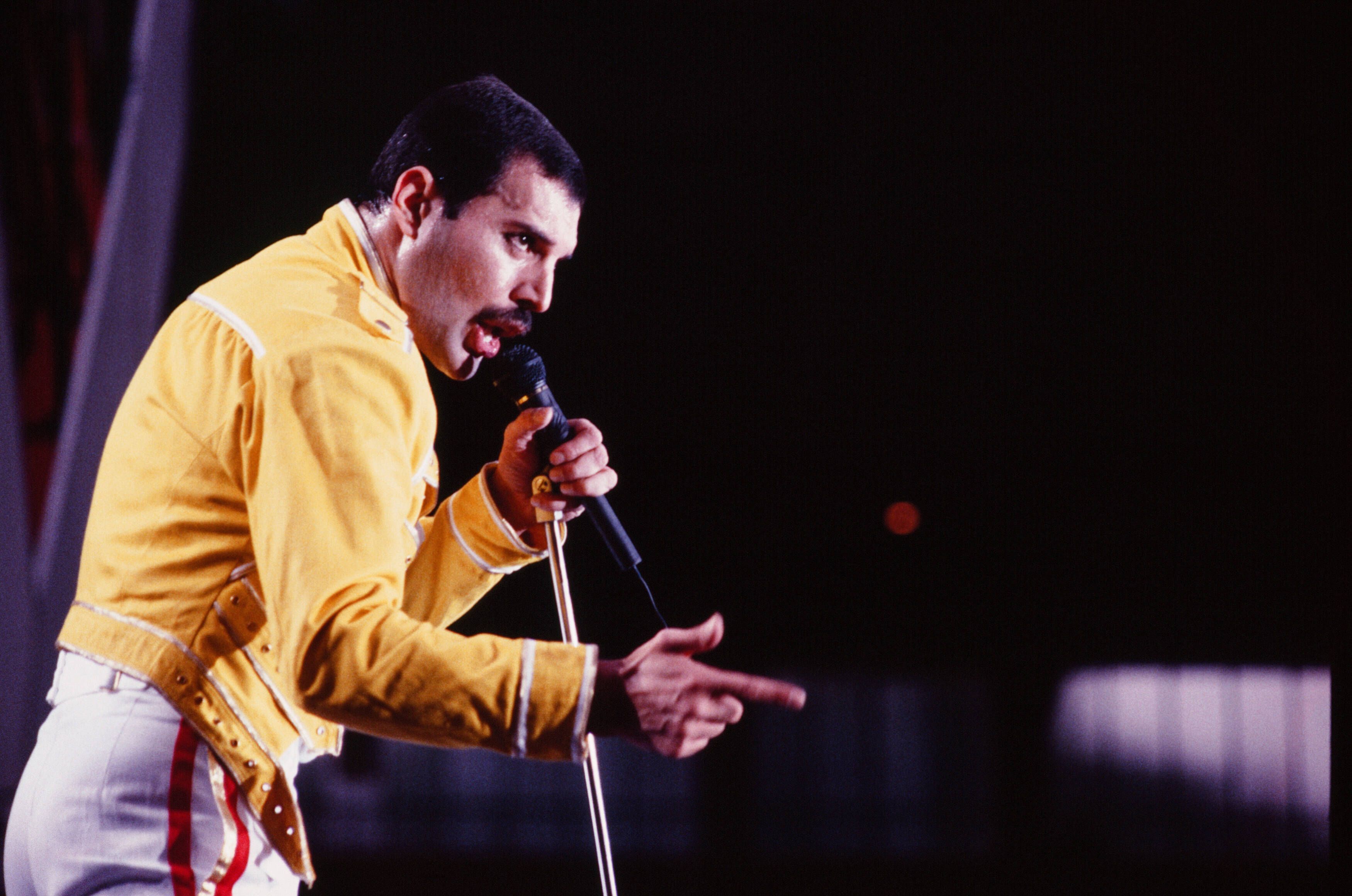 Freddie Mercury - Queen-Konzert - 19.07.1986 - Freddie Mercury am 19. Juli 1986 beim legendären Queen-Konzert anlässlich der Magic Tour auf der Bühne im Müngersdorfer Stadion. Es war das letzte Konzert von Queen in Deutschland.Freddie Mercury am 19. Juli 1986 beim legendären Queen-Konzert anlässlich der Magic Tour auf der Bühne im Müngersdorfer Stadion. Es war das letzte Konzert von Queen in Deutschland., Köln Nordrhein-Westfalen Deutschland *** Freddie Mercury Queen concert 19 07 1986 Freddie Mercury on July 19, 1986 at the legendary Queen concert on the occasion of the Magic Tour on stage in the Müngersdorfer Stadium It was the last concert of Queen in Germany Freddie Mercury on July 19, 1986 at the legendary Queen concert o Copyright: ZIKxImages UnitedArchives00010775 EDITORIAL USE ONLY