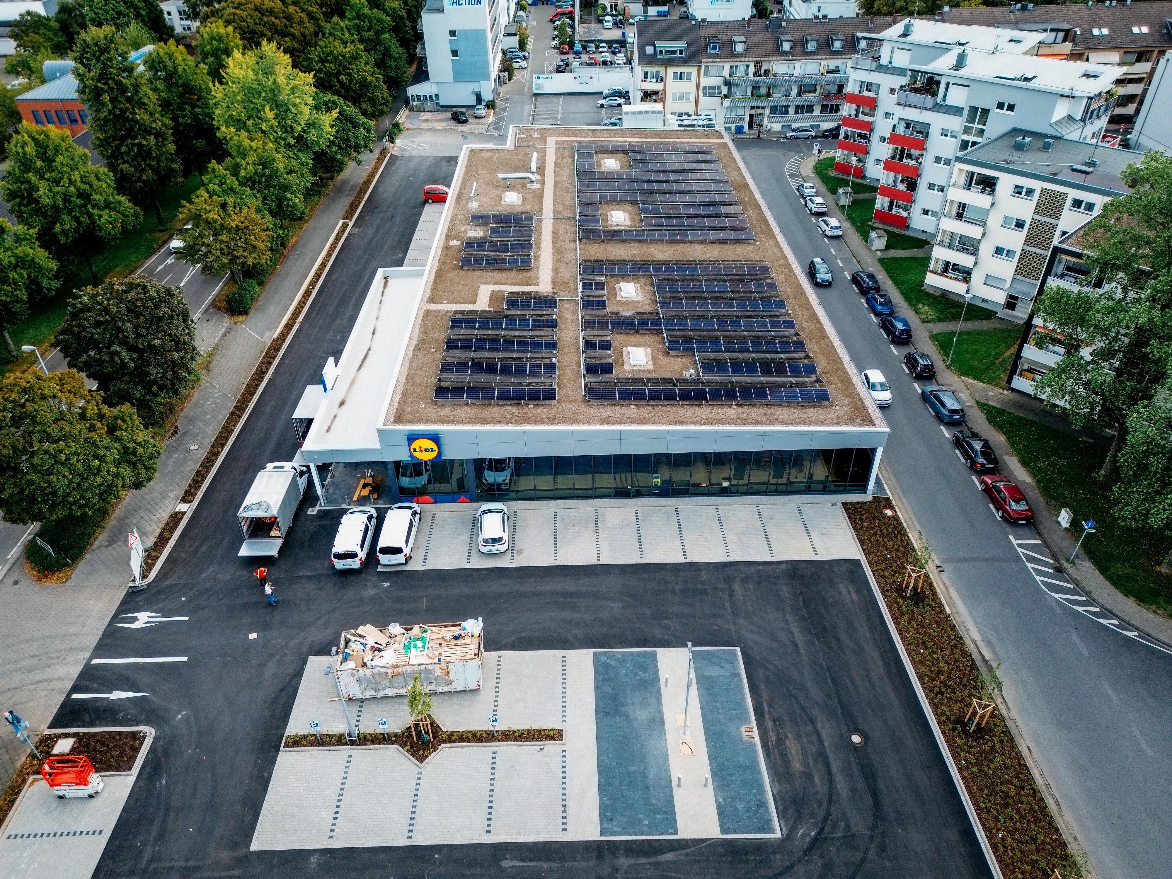 Auf dem Dach der erneuerten Lidl‑Filiale an der Bonner Straße in Opladen ist eine Fotovoltaikanlage montiert.