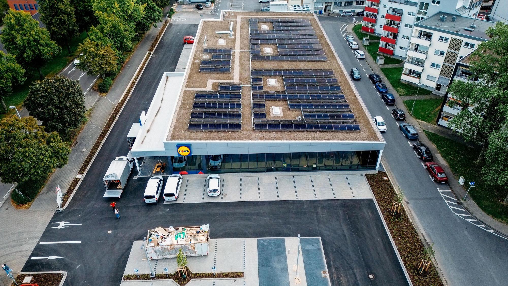 Auf dem Dach der erneuerten Lidl‑Filiale an der Bonner Straße in Opladen ist eine Fotovoltaikanlage montiert.