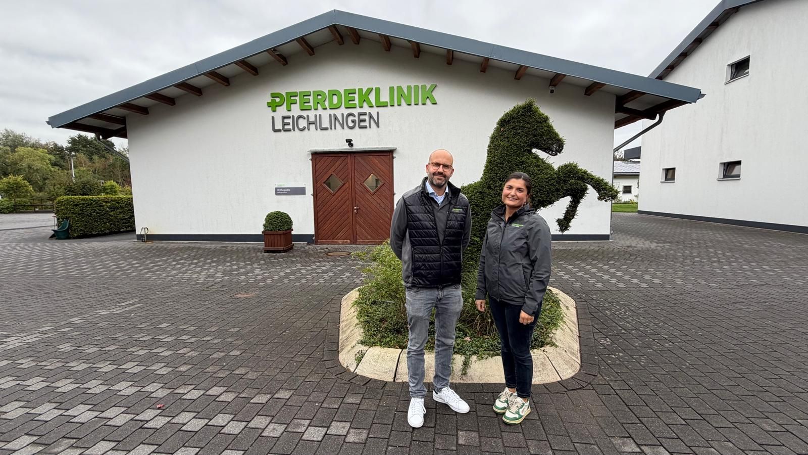 Michael Eckebrecht und Leatitia Stoll gehören zu den rund 150 Mitarbeitenden der Pferdeklinik.