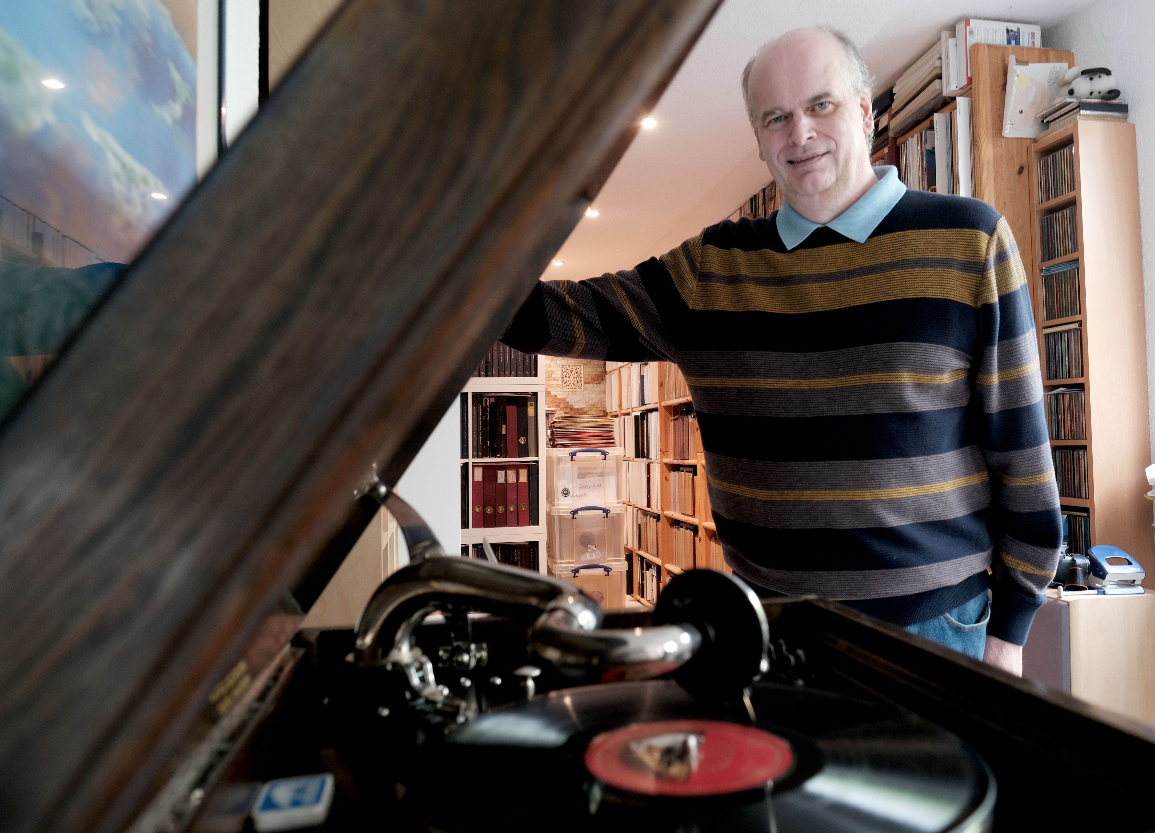 Musikwissenschaftler Jens-Uwe Völmecke besitzt über 25.000 Schellackplatten. Jetzt hat er alle verfügbaren Originalaufnahmen von Willi Ostermann neu veröffentlicht.
