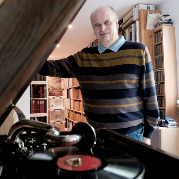 Musikwissenschaftler Jens-Uwe Völmecke besitzt über 25.000 Schellackplatten. Jetzt hat er alle verfügbaren Originalaufnahmen von Willi Ostermann neu veröffentlicht.