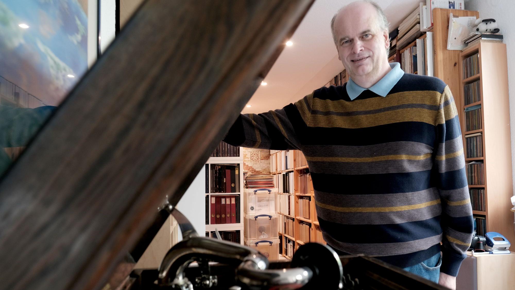 Musikwissenschaftler Jens-Uwe Völmecke besitzt über 25.000 Schellackplatten. Jetzt hat er alle verfügbaren Originalaufnahmen von Willi Ostermann neu veröffentlicht.