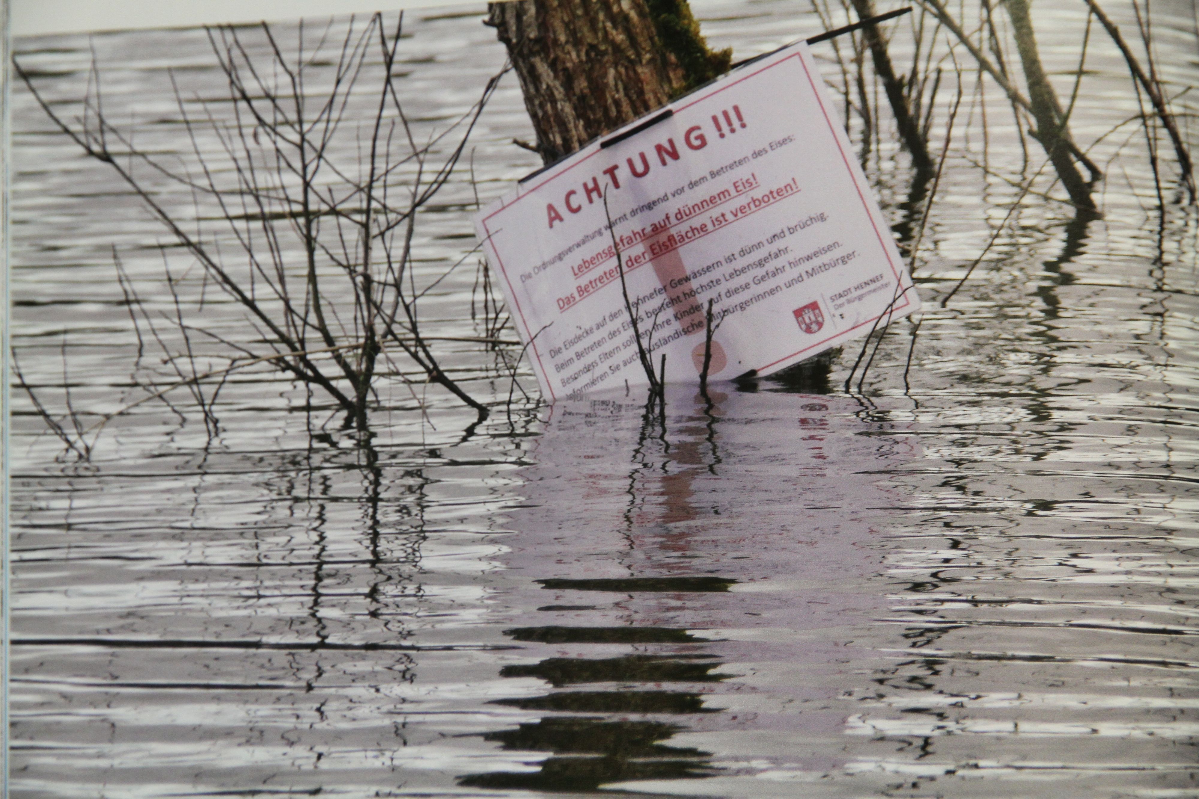 „Stadtbilder – ein fotografisches Lagebild an Rhein und Sieg“ von Klaus Strack, "Verhaltensregeln 1 - Wer hat die Verantwortung", Hennef 2026