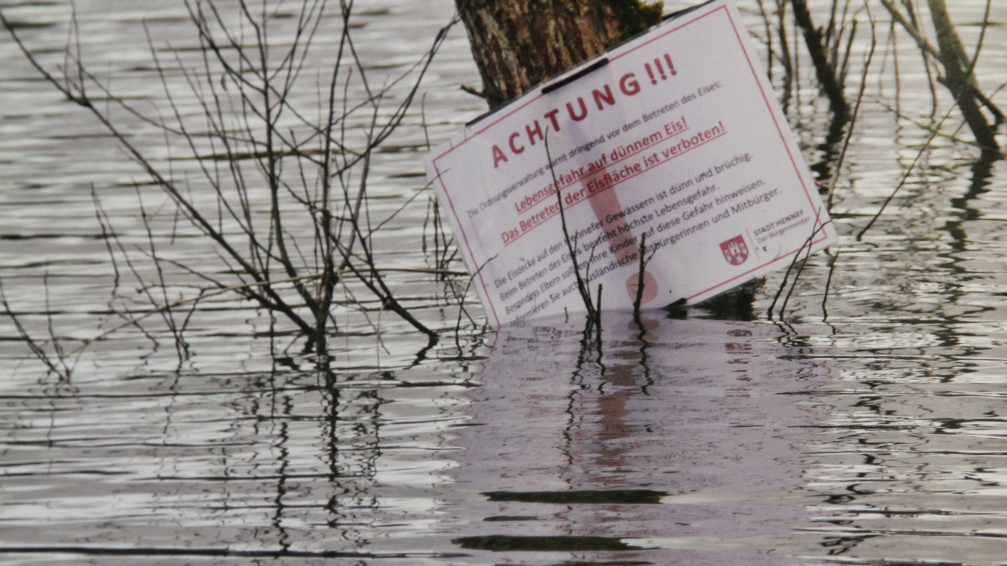 „Stadtbilder – ein fotografisches Lagebild an Rhein und Sieg“ von Klaus Strack, "Verhaltensregeln 1 - Wer hat die Verantwortung", Hennef 2026