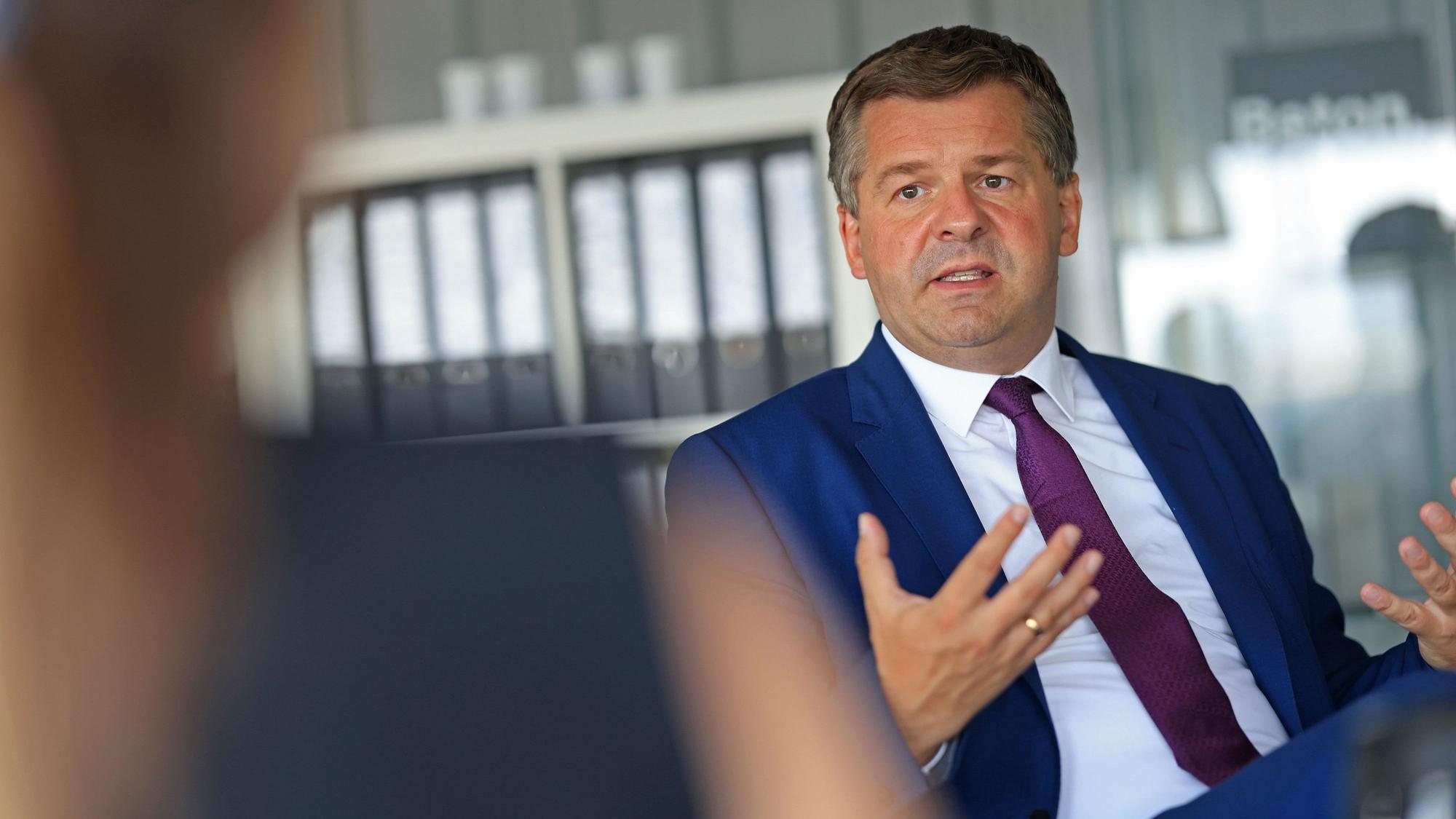 „Ich habe zu 100 Prozent die Unterstützung meiner Fraktion“: Sachsen-Anhalts Ministerpräsident Ulrich Siegmund hält es für ausgeschlossen, dass Abweichler für den AfD-Kandidaten Ulrich Siegmund stimmen.