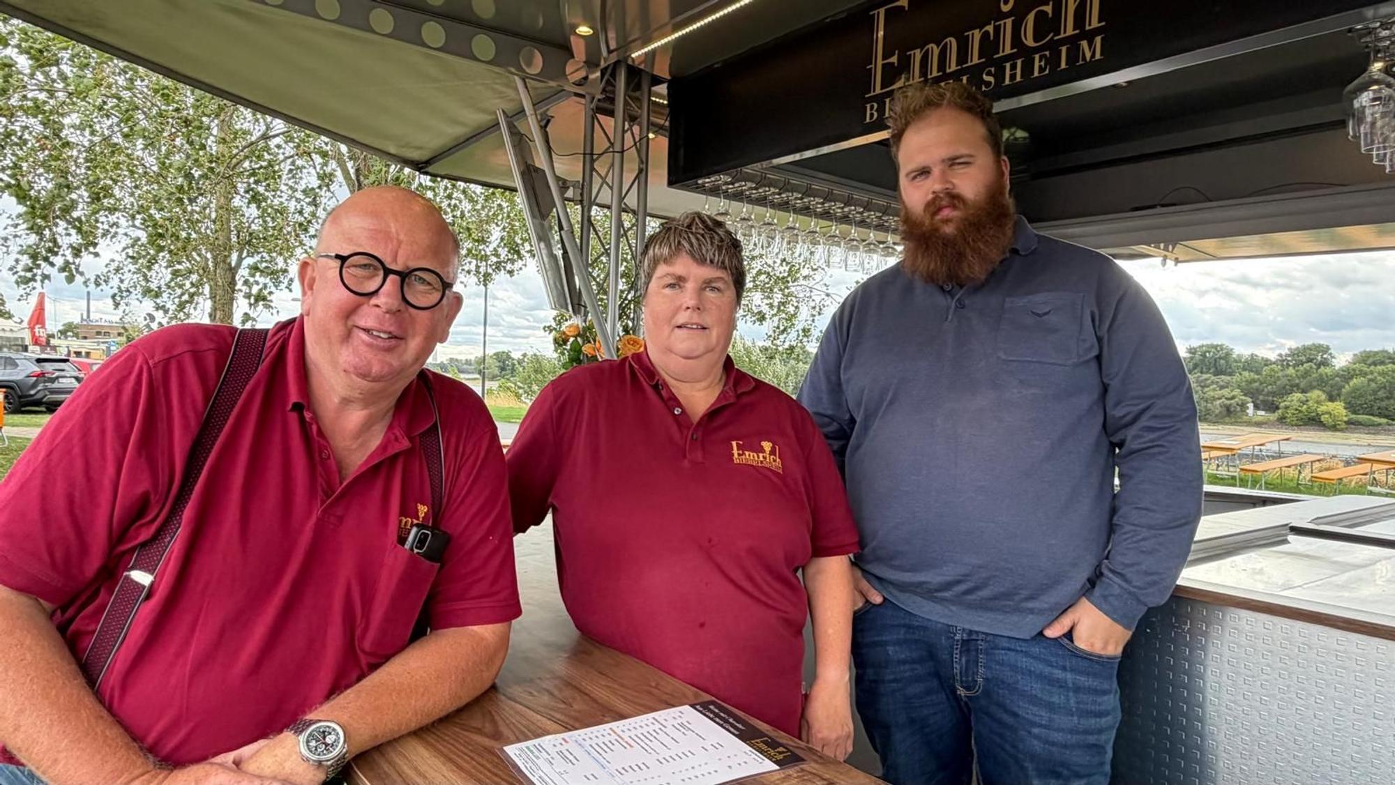 Fred, Christiane und Christian Emrich vertreten ihr Familienweingut beim Weinfest am Leverkusener Rheinufer.