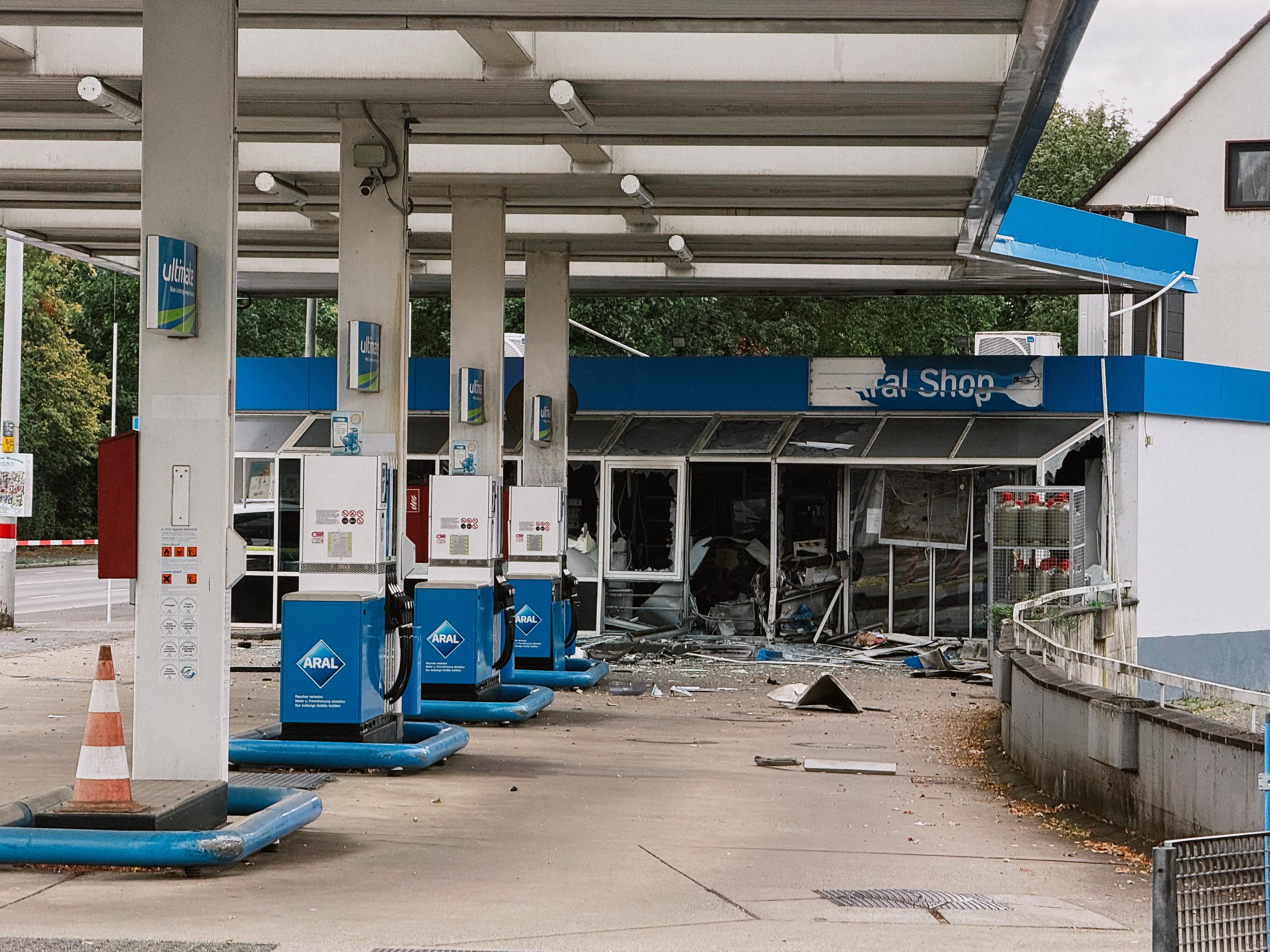 Die Aral-Tankstelle in Leverkusen-Schlebusch nach der Explosion.