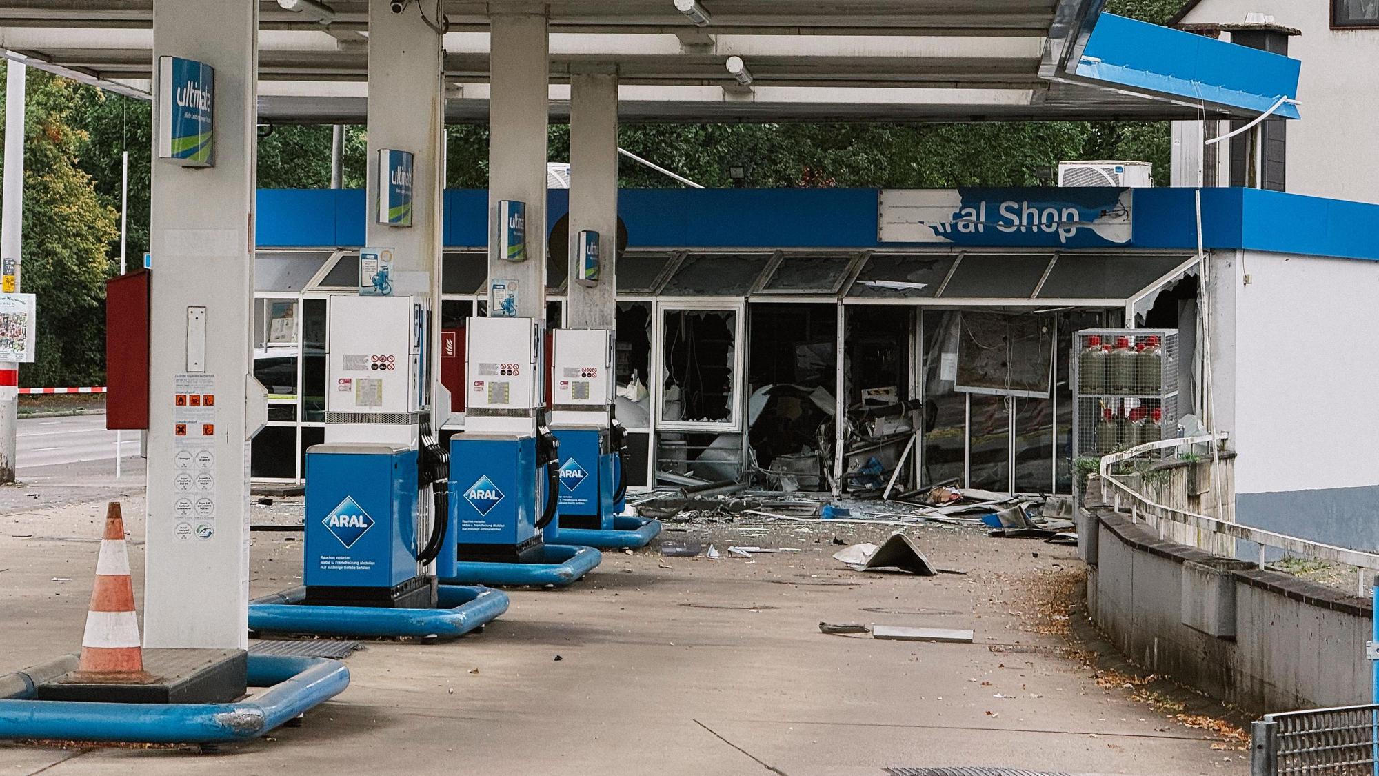 Die Aral-Tankstelle in Leverkusen-Schlebusch nach der Explosion.
