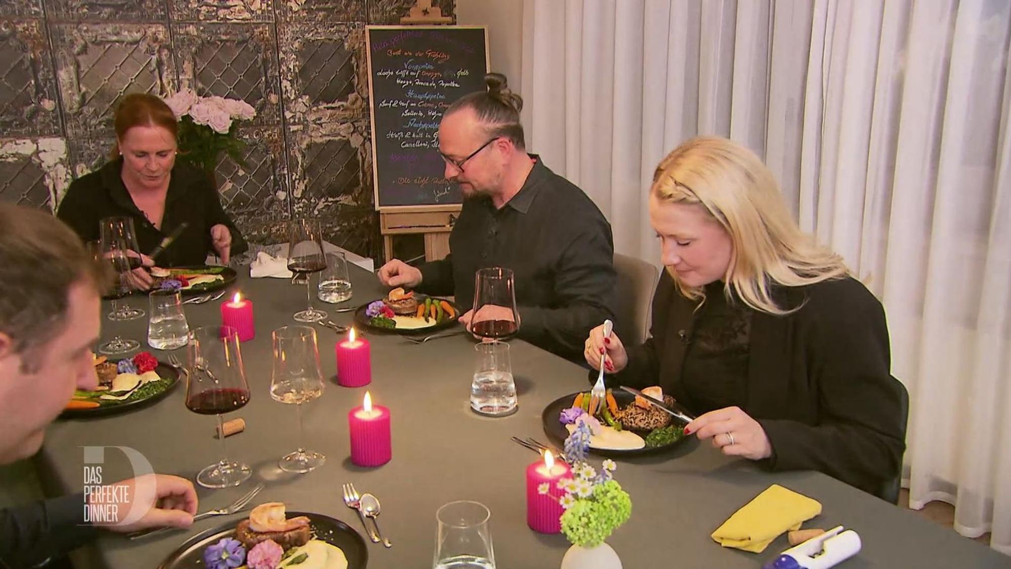 Der Hauptgang bekommt durch Möhren und Spargel seine frühlingshaften Farbakzente.
(Bild: RTL)