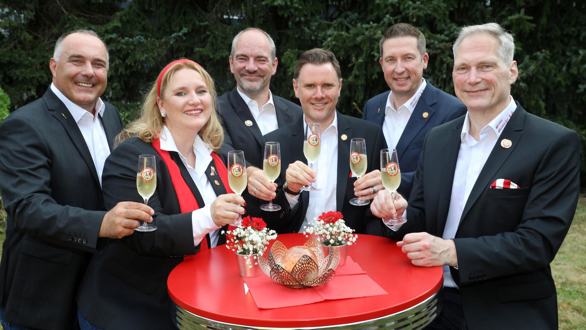 Das designierte Jungfrau Cathrin (Buchholz), Prinz Oliver I. (Cella) und Bauer Marcus (Schönenbröcher) mit Prinzenführer Frank Mehren, Große-Gladbacher-Präsident Alexander Pfister und dem 1. Vorsitzenden der Gesellschaft, Frank Haag.