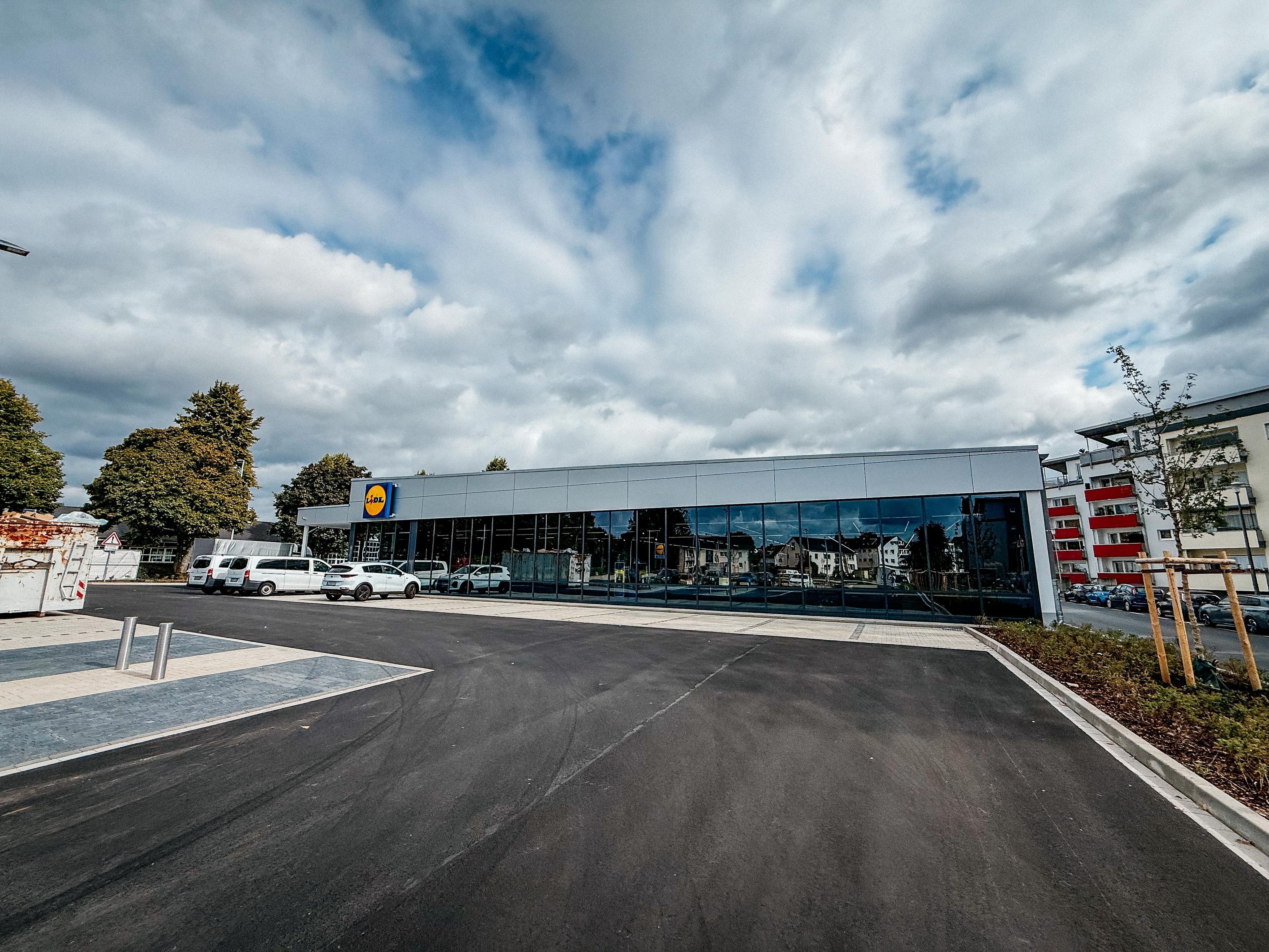 Eine Lidl-Filiale mit Parkplatz davor