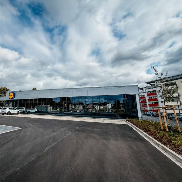 Eine Lidl-Filiale mit Parkplatz davor