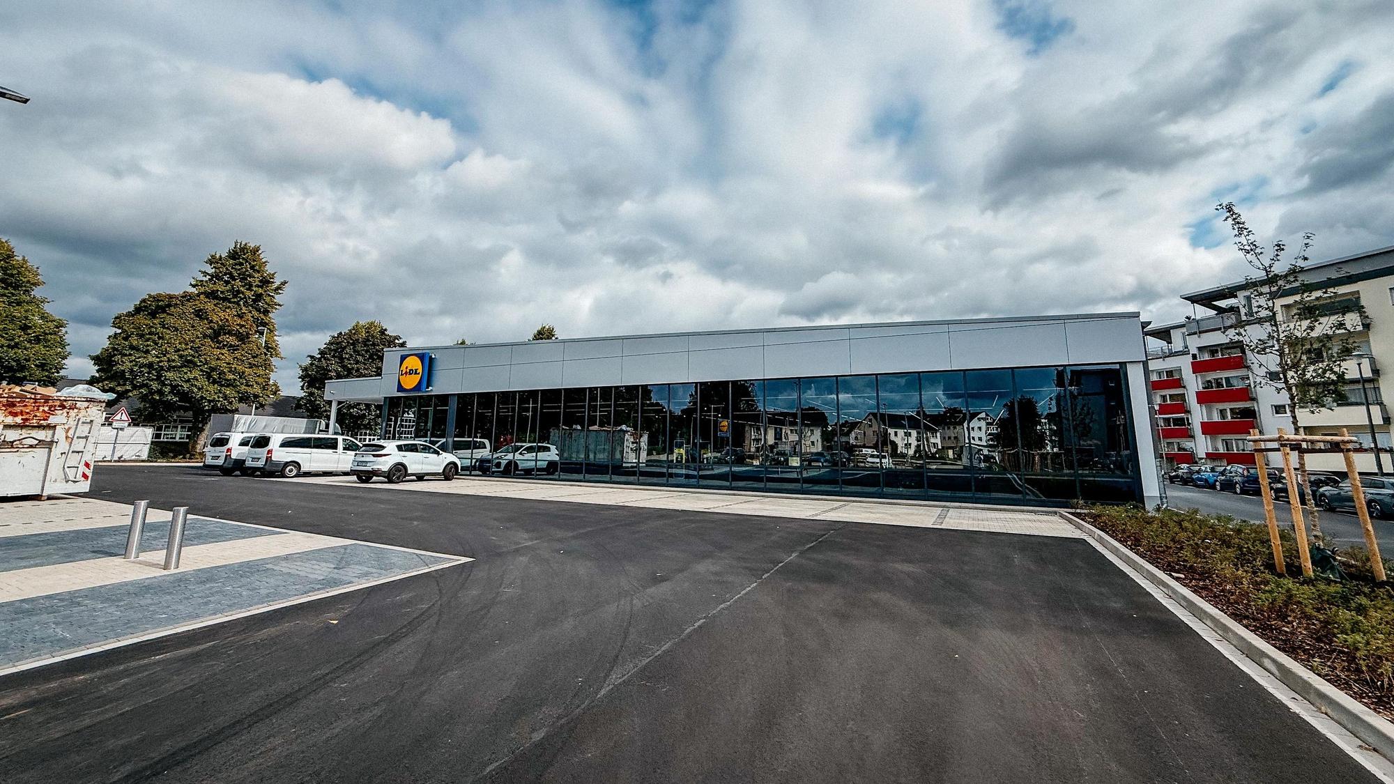 Eine Lidl-Filiale mit Parkplatz davor