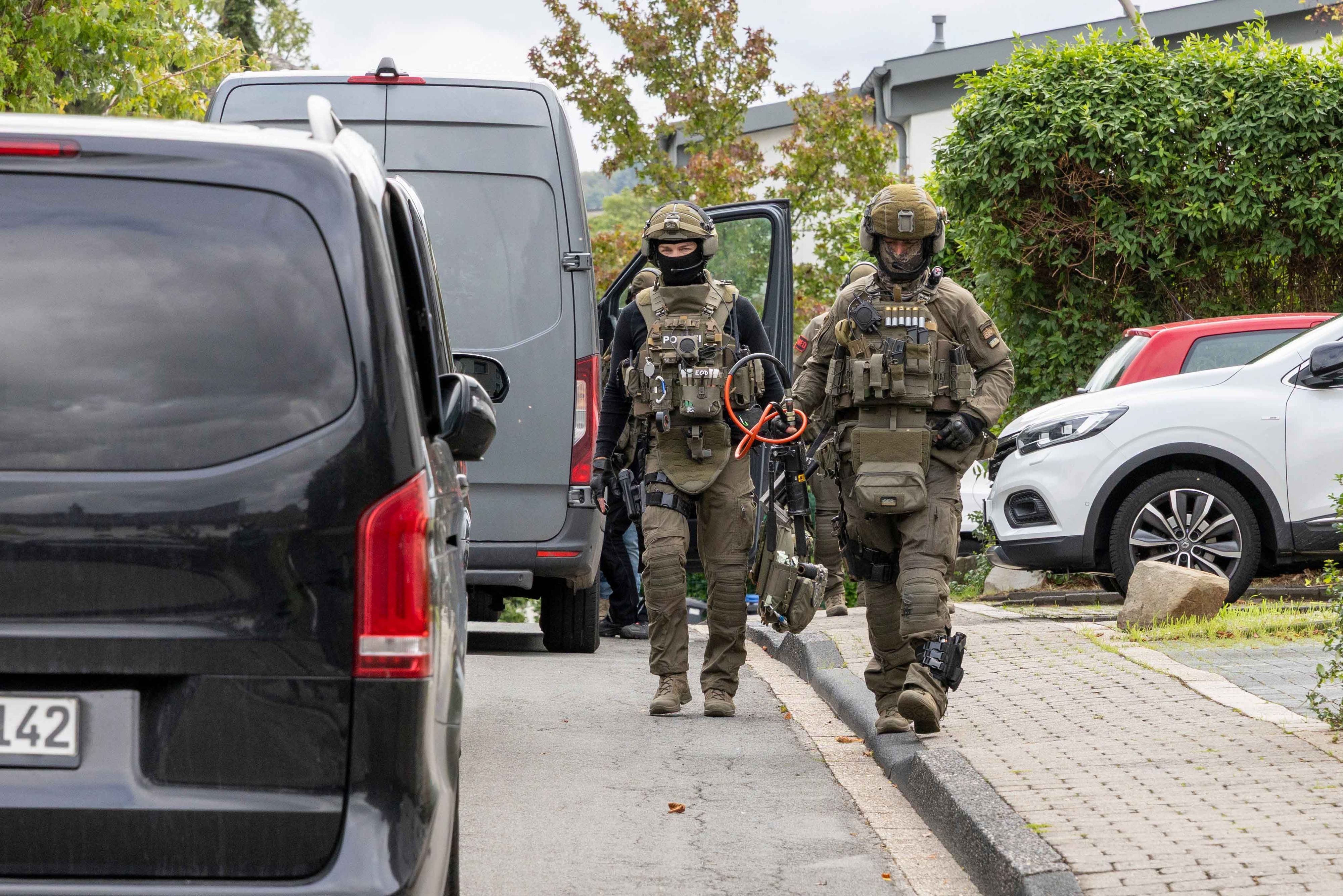 Schwer gerüstete Spezialkräfte am Einsatzort. Die Polizei fahndet europaweit nach einem 48-jährigen, der Bekennerschreiben zu den Sabotageakten an Umspannwerken verfasst haben soll.