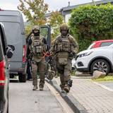 Schwer gerüstete Spezialkräfte am Einsatzort. Die Polizei fahndet europaweit nach einem 48-jährigen, der Bekennerschreiben zu den Sabotageakten an Umspannwerken verfasst haben soll.