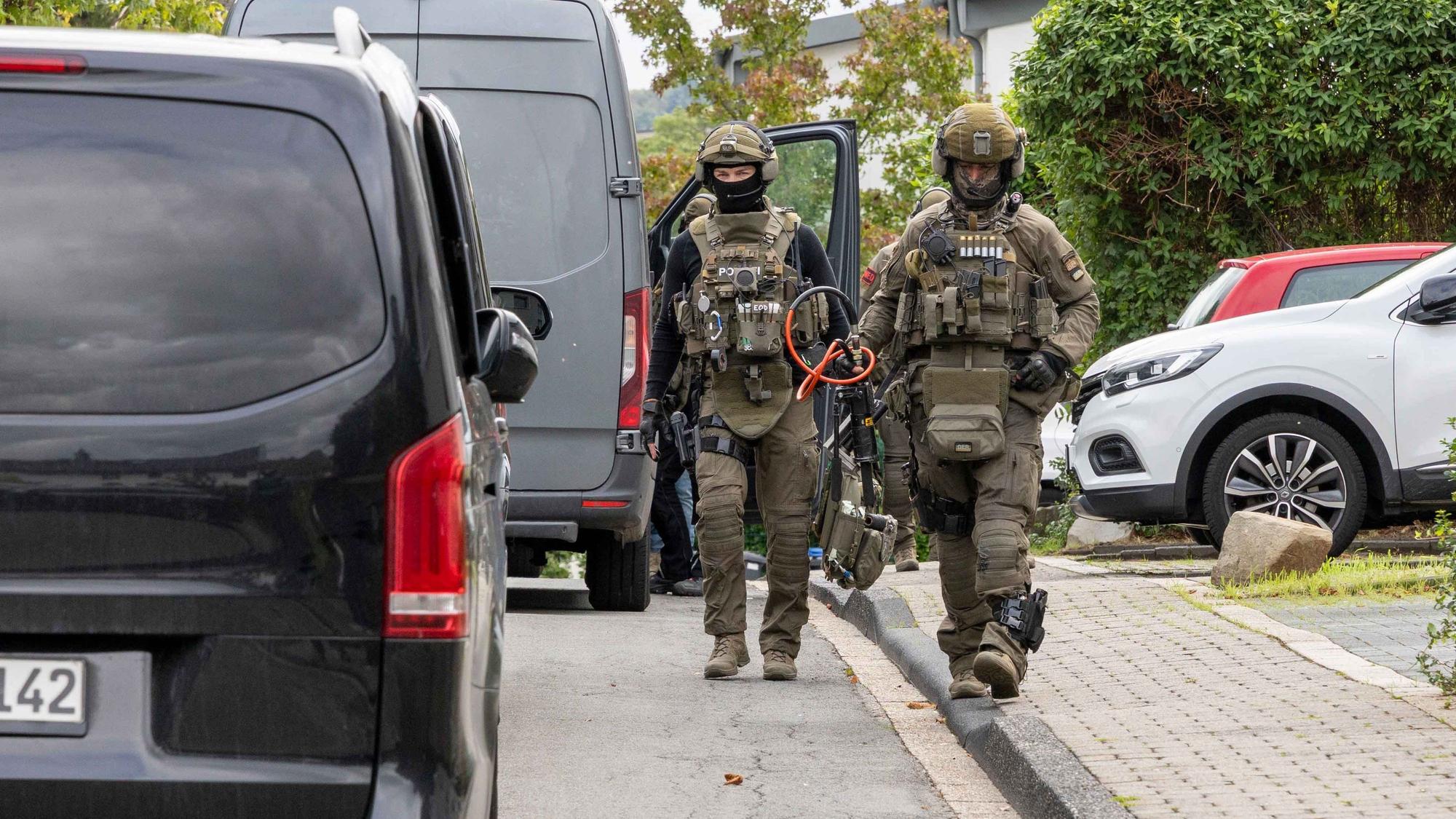 Schwer gerüstete Spezialkräfte am Einsatzort. Die Polizei fahndet europaweit nach einem 48-jährigen, der Bekennerschreiben zu den Sabotageakten an Umspannwerken verfasst haben soll.