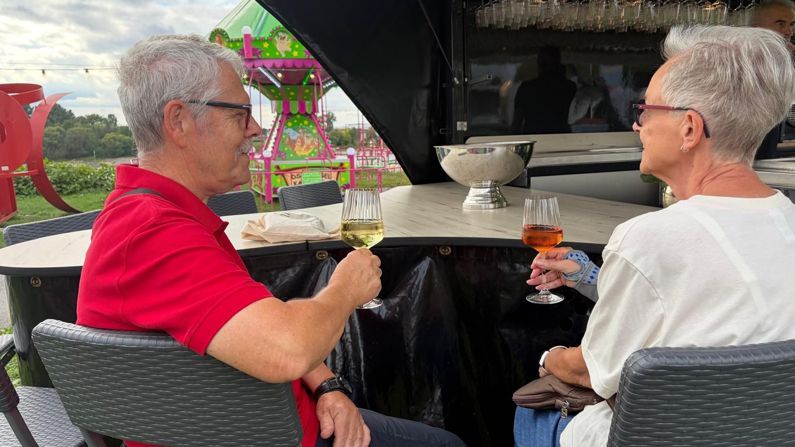 Norbert und Annette aus Leverkusen genießen beim Weinfest Sauvignon Blanc und Rosé.