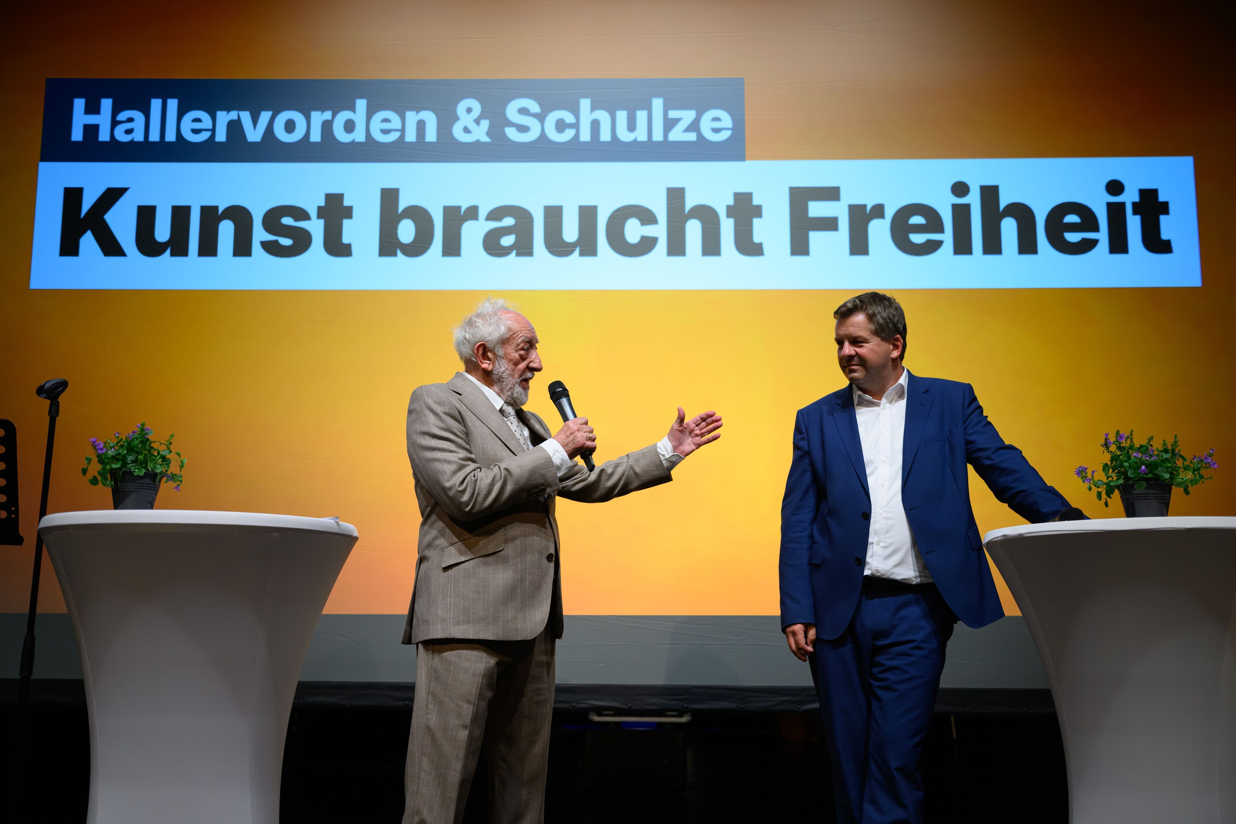 Zusammen im Wahlkampf: Der umstrittene Kabarettist Dieter Hallervorden (l.) wirbt für Sachsen-Anhalts CDU-Ministerpräsident Sven Schulze.