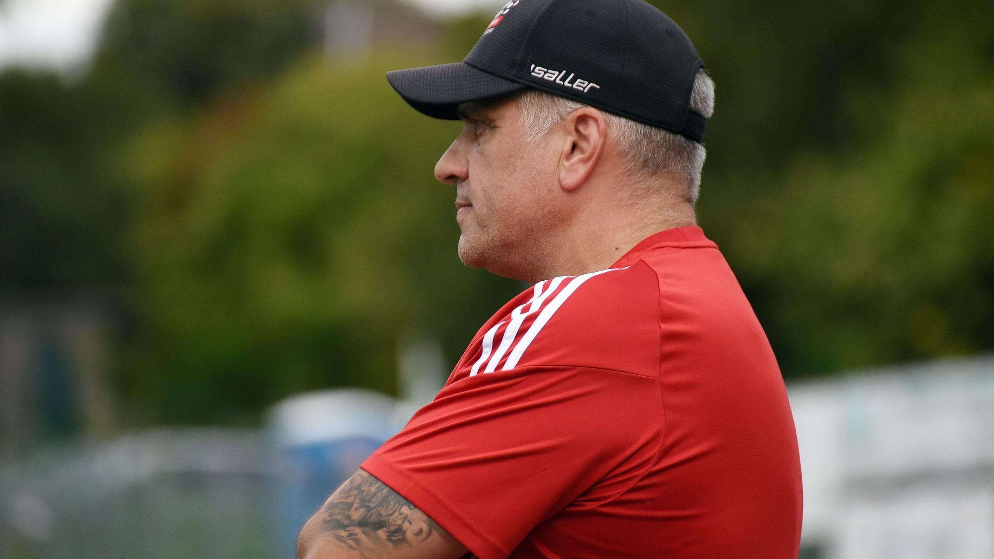 Norbert Scheider am Spielfeldrand.