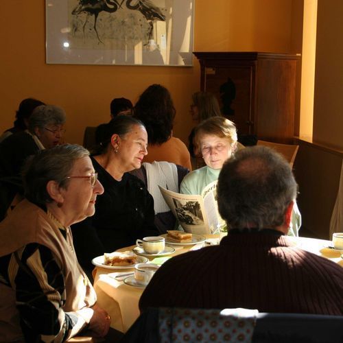 Bei Formaten wie „Warmes Zuhause“ oder Begegnungscafés können NS‑Verfolgte über Erlebtes sprechen.