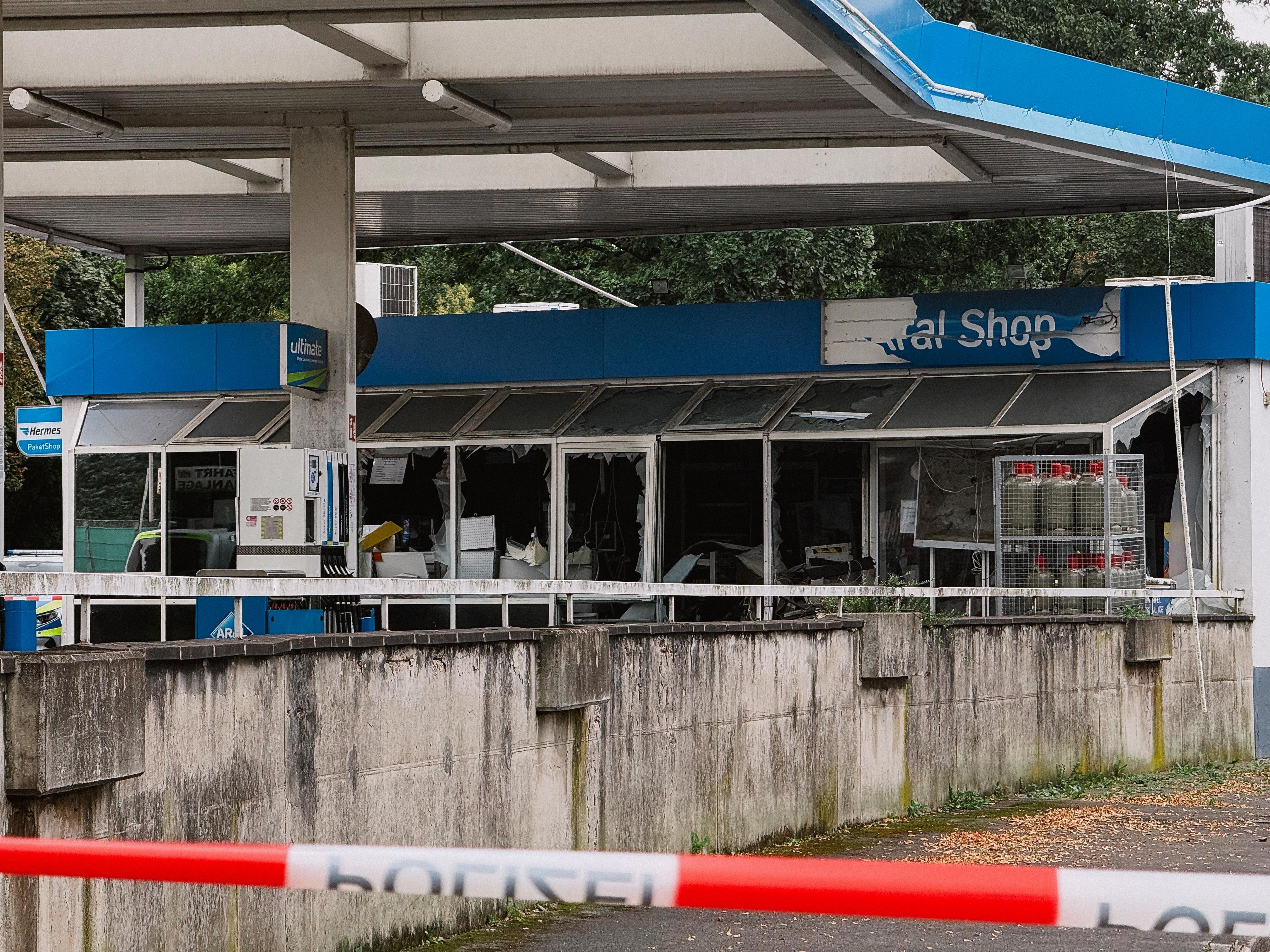 An der Tankstelle in Leverkusen wurde ein Geldautomat gesprengt.
