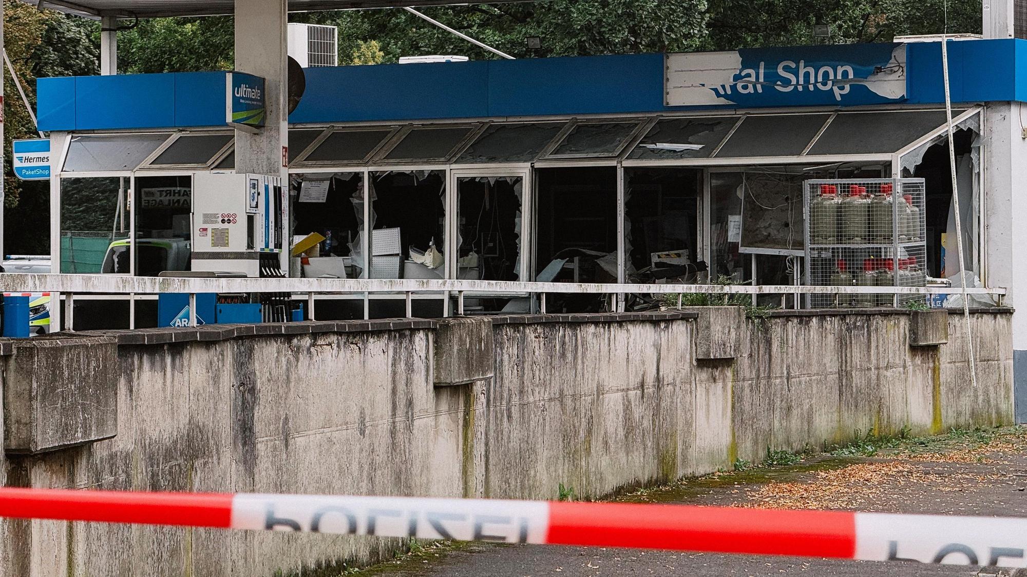 An der Tankstelle in Leverkusen wurde ein Geldautomat gesprengt.