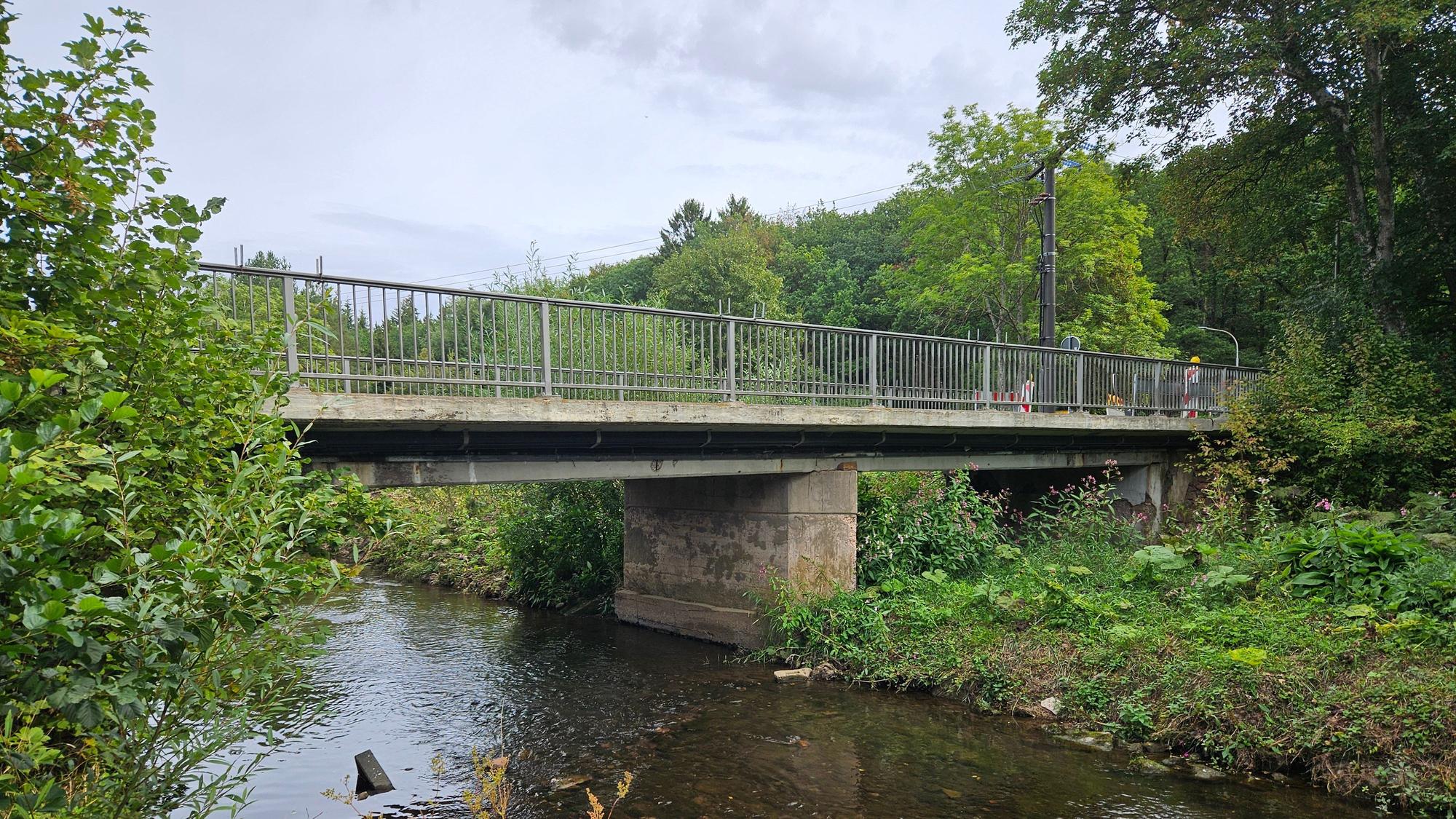Das Foto zeigt einen seitliche Blick auf die Brücke.