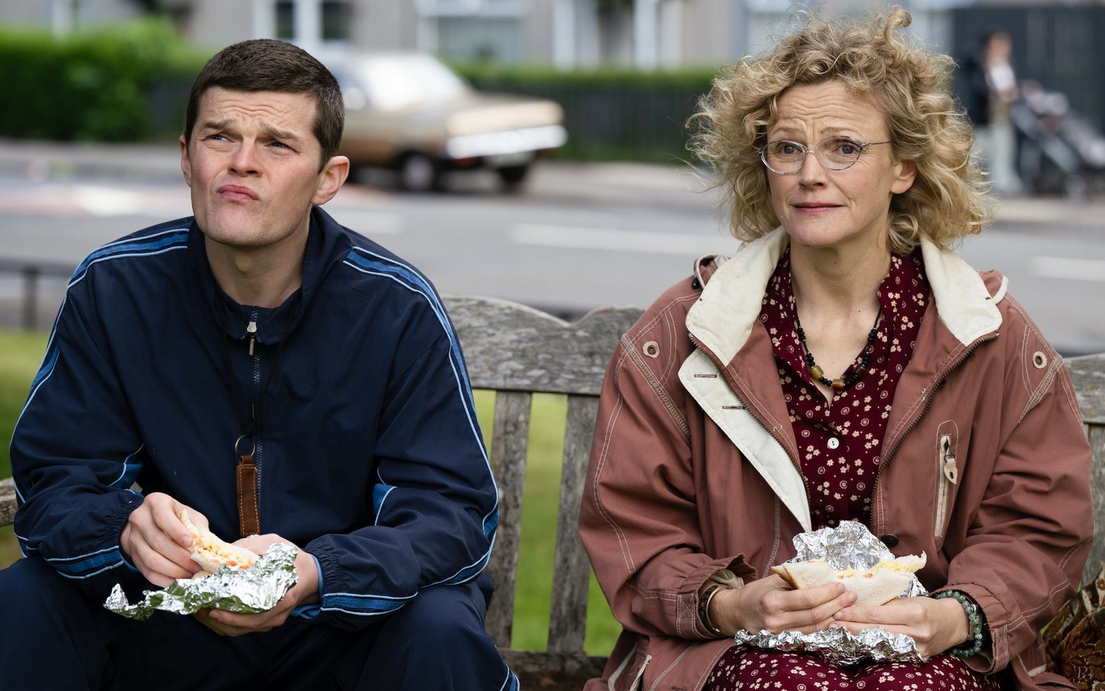 John Davidson (Robert Aramayo) leidet an Tourette, einer Krankheit, die in den 1980-ern und 1990-ern nur wenige kennen. Dottie Achenbach (Maxine Peake) ist eine der wenigen Menschen, die ihm helfen wollen.  (Bild: Leonine/Wild Bunch Germany/Graeme Hunter)