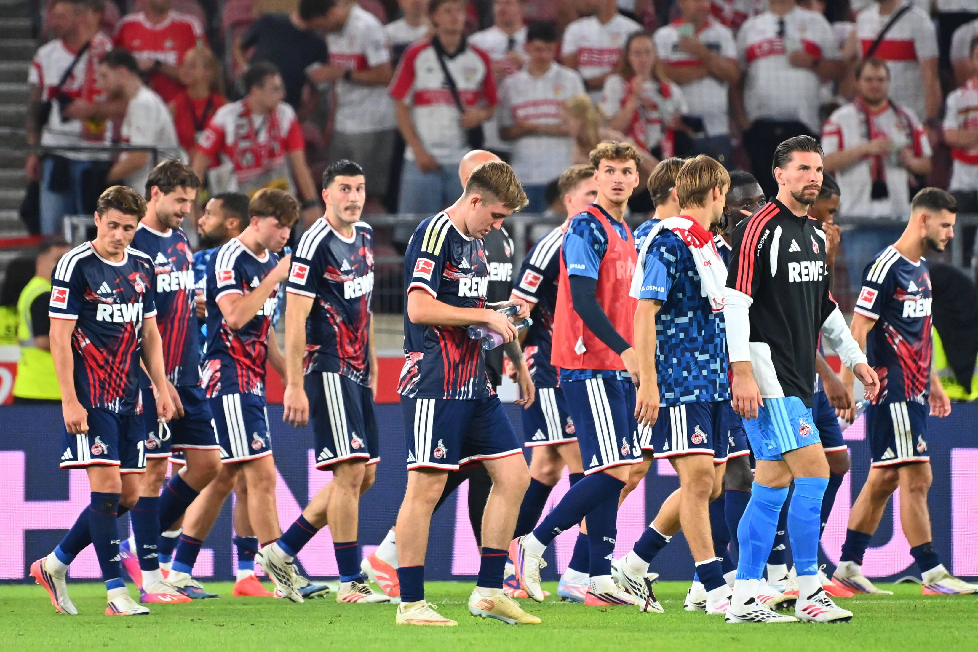 Abgang Spieler Koeln, tTeamfoto,Team,Mannschaft,Mannschaftsfoto, Enttaeuschung,Frust,enttaeuscht, frustriert,niedergeschlagen, Fussball 1. Bundesliga Saison 2026/2027, 2.Spieltag, Spieltag02, VfB Stuttgart - 1.FC Koeln 4-1 am 04.09.2026 , MHP ARENA *** Cologne Player Departure, Team Photo, Team, Squad, Team Photo, Disappointment, Frustration, Disappointed, Frustrated, Dejected, Soccer, Bundesliga Season 20262027, Matchday 2, Matchday 02, VfB Stuttgart 14 1 FC Cologne on September 4, 2026, MHP ARENA