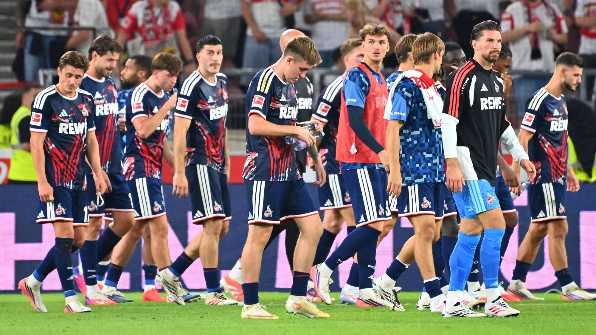 Abgang Spieler Koeln, tTeamfoto,Team,Mannschaft,Mannschaftsfoto, Enttaeuschung,Frust,enttaeuscht, frustriert,niedergeschlagen, Fussball 1. Bundesliga Saison 2026/2027, 2.Spieltag, Spieltag02, VfB Stuttgart - 1.FC Koeln 4-1 am 04.09.2026 , MHP ARENA *** Cologne Player Departure, Team Photo, Team, Squad, Team Photo, Disappointment, Frustration, Disappointed, Frustrated, Dejected, Soccer, Bundesliga Season 20262027, Matchday 2, Matchday 02, VfB Stuttgart 14 1 FC Cologne on September 4, 2026, MHP ARENA