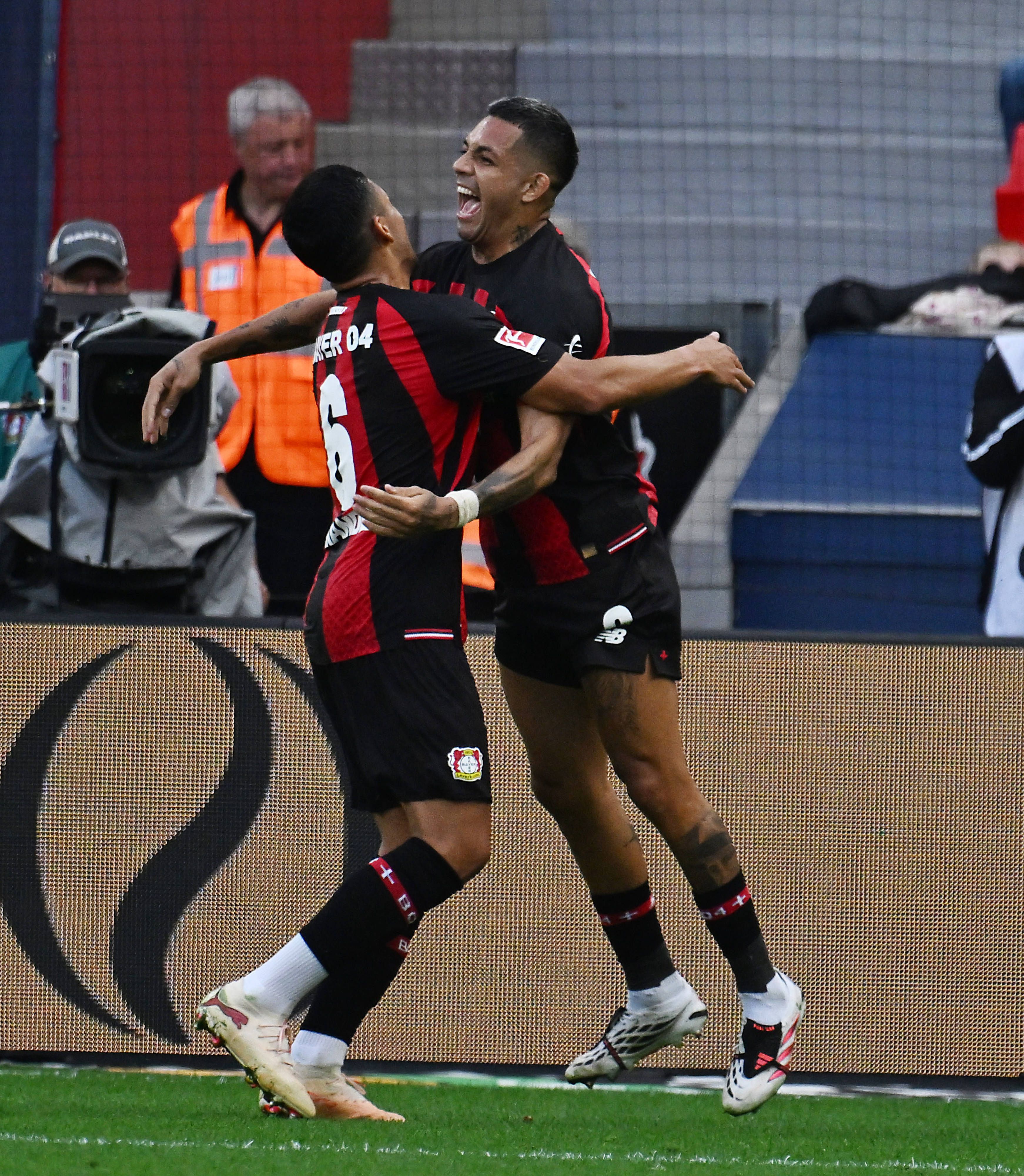 05.09.2026, xophax, Fussball 1.Bundesliga, Bayer 04 Leverkusen - 1.FC Union Berlin Facundo Medina  Bayer 04 Leverkusen  , rechts nach seinem Tor mit Ezequiel Fernandez , links  Bayer 04  DFL/DFB REGULATIONS PROHIBIT ANY USE OF PHOTOGRAPHS as IMAGE SEQUENCES and/or QUASI-VIDEO Leverkusen *** September 5, 2026, xophax, Soccer 1 Bundesliga, Bayer 04 Leverkusen 1 FC Union Berlin Facundo Medina of Bayer 04 Leverkusen, on the right, celebrating his goal with Ezequiel Fernandez, on the left Bayer 04 DFL DFB REGULATIONS PROHIBIT ANY USE OF PHOTOGRAPHS as IMAGE SEQUENCES and/or QUASI-VIDEO Leverkusen