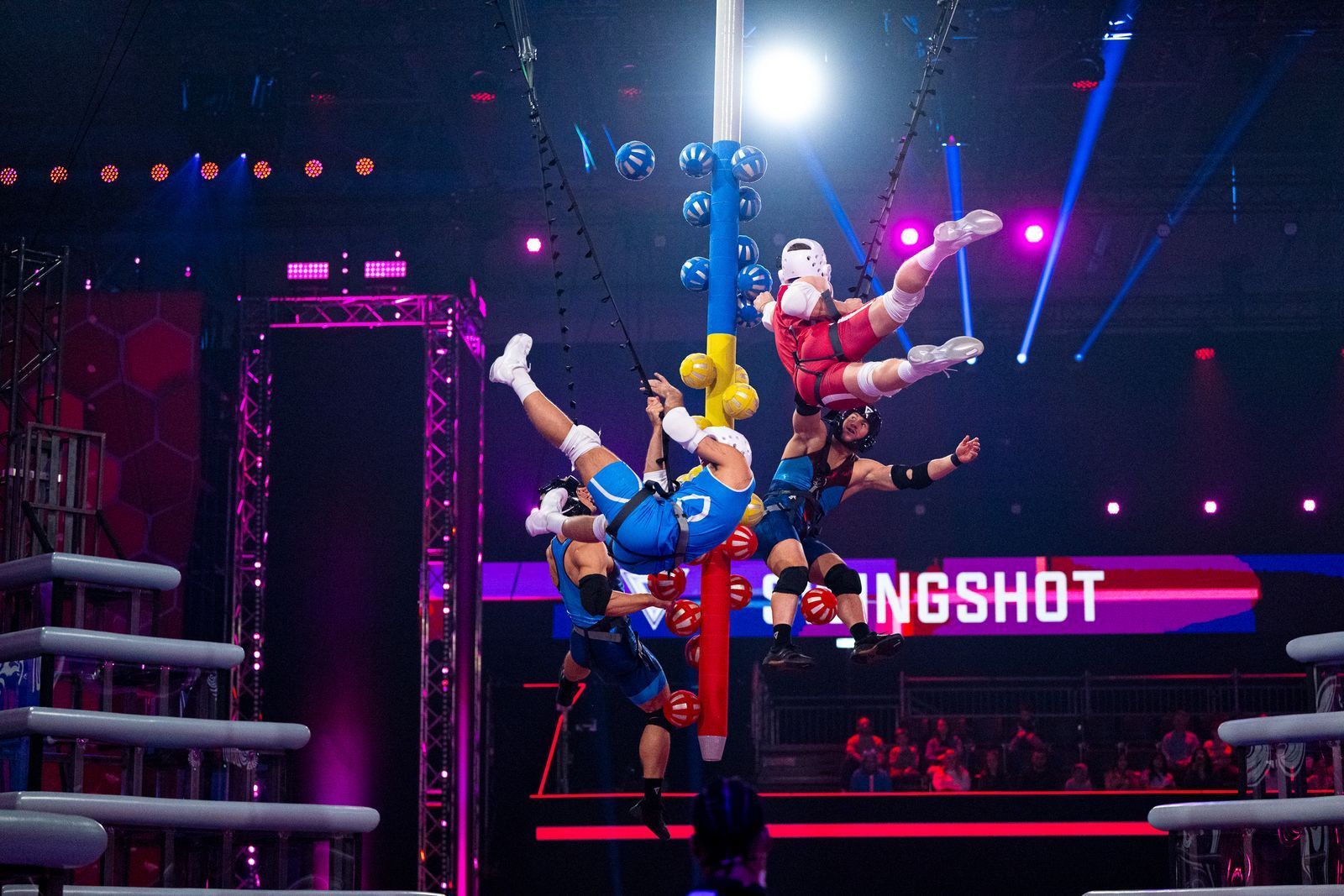 „Swingshot“, ein Spiel, bei dem die Gegner an Bungee-Seilen hängen und sich Bälle schnappen müssen, gab es schon, als die Ur-Version 1989 in Amerika an den Start ging. (Bild: RTL/Pervin Inan-Serttas)
