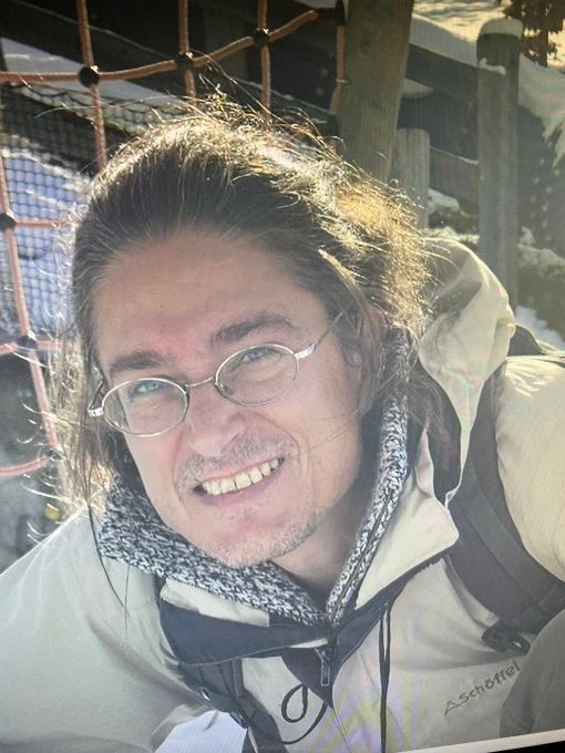 Nach diesem Mann sucht die Polizei im Zusammenhang mit den Anschlägen auf Umspannwerke.