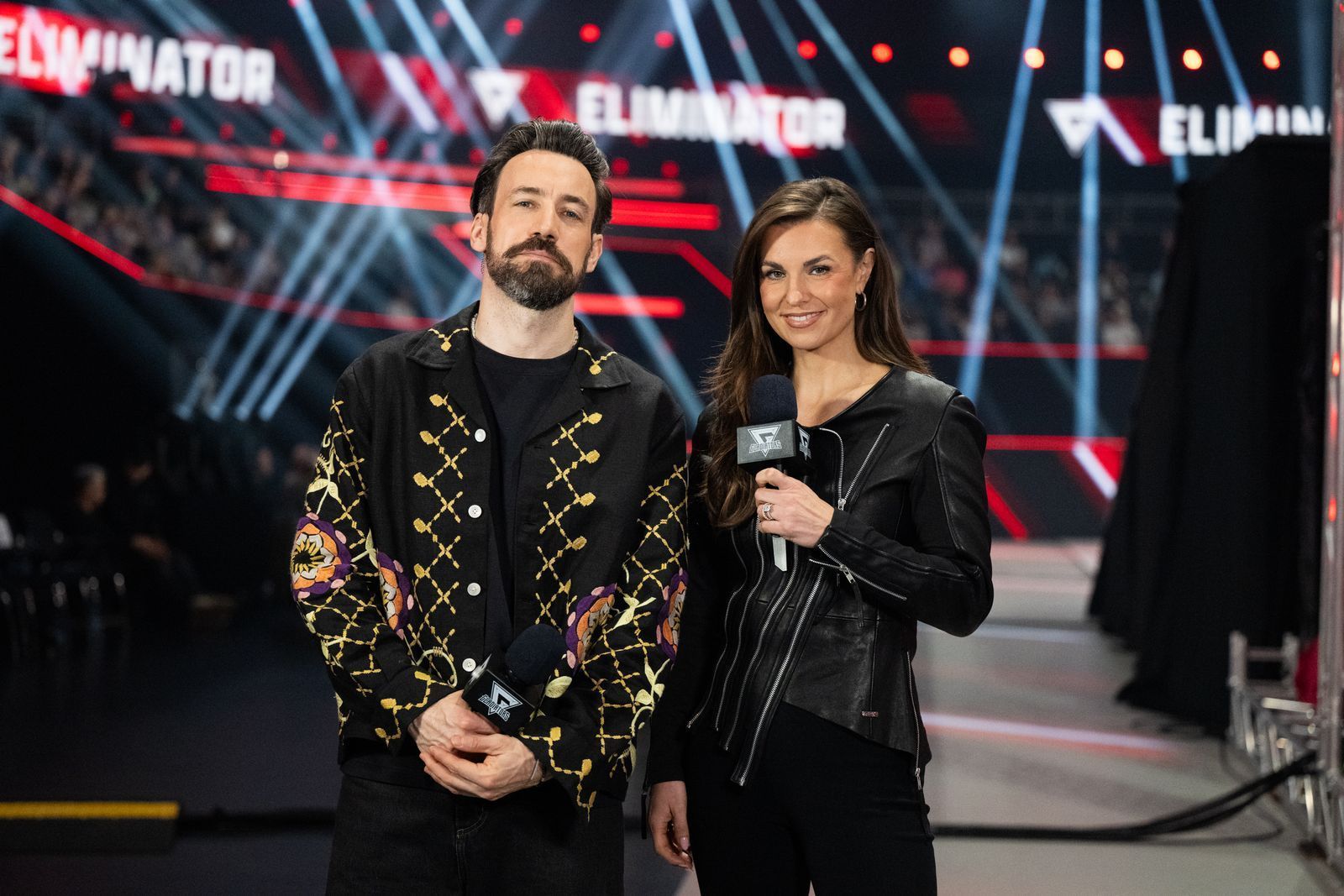 Jan Köppen und Laura Wontorra moderieren das Spektakel als Field Reporter. Beide taten sich mit der gescripteten Drumrum-Show noch schwer. (Bild: RTL/Pervin Inan-Serttas)