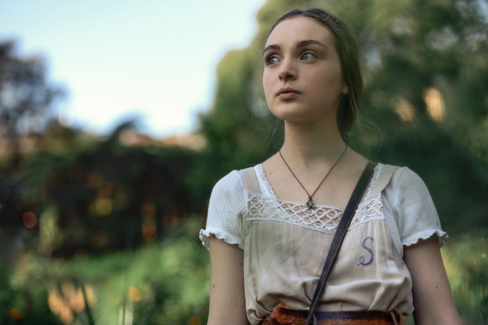 Sarah (Chloe Jean Lourdes) ist die Tochter von Jenna und Henry Reid. Ihre Eltern halten Sie liebevoll von „der Welt da draußen“ fern. (Bild: Apple TV)