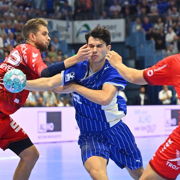 Mit dem Ball in der Hand kämpft sich Nikola Roganovic durch zwei Melsunger Abwehrspieler.