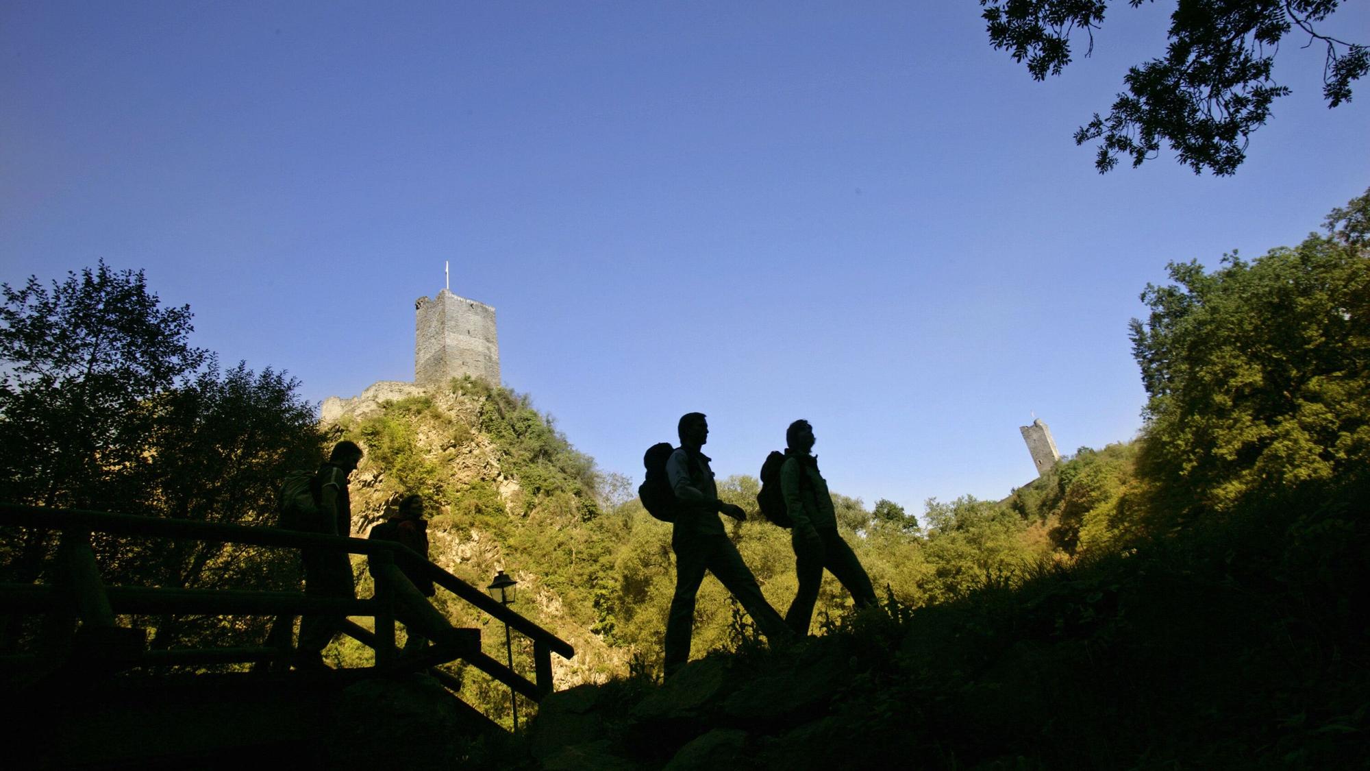 Wandern vor den Kulissen der Burgruinen bei Manderscheid – wo es auch einen beliebten Klettersteig gibt.