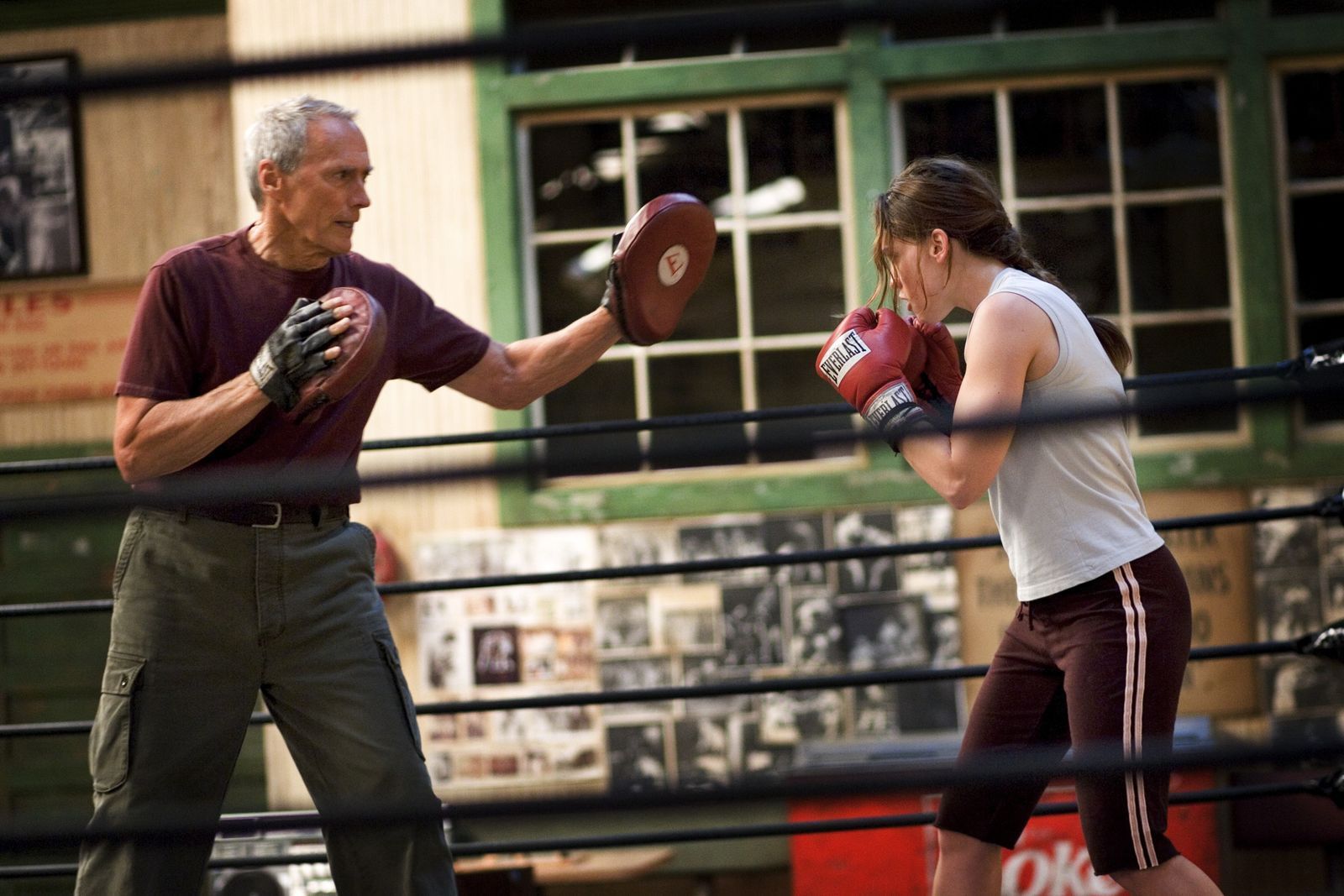 Frankie (Clint Eastwood) macht Maggie (Hilary Swank) fit für ihre Boxkämpfe. Der Trainer ist zunehmend begeistert von ihrem Talent. (Bild: ZDF / Merie W. Wallace)