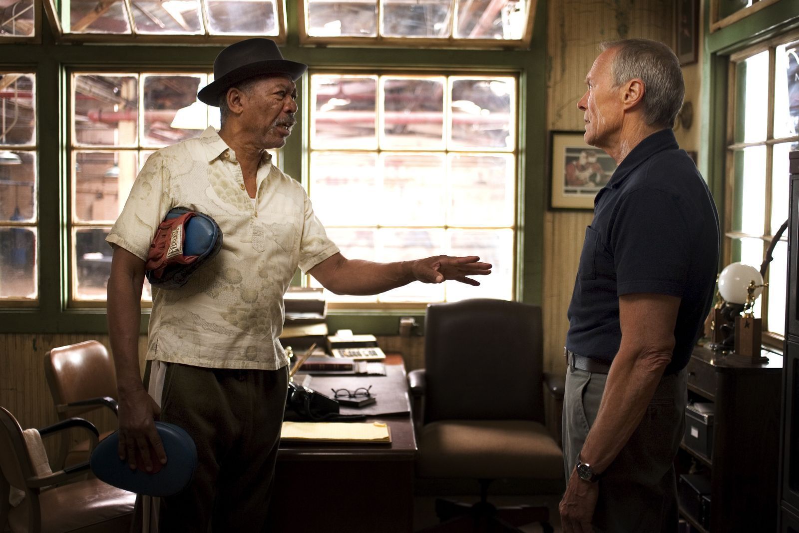 Eddie, (Morgan Freeman, links), auch als Scrap bekannt, setzt sich für Maggie ein. Sie verfolgt den gleichen Traum wie er früher. Doch der hartnäckige Frankie (Clint Eastwood) ist schwer zu überzeugen. (Bild: ZDF / Merie W. Wallace)