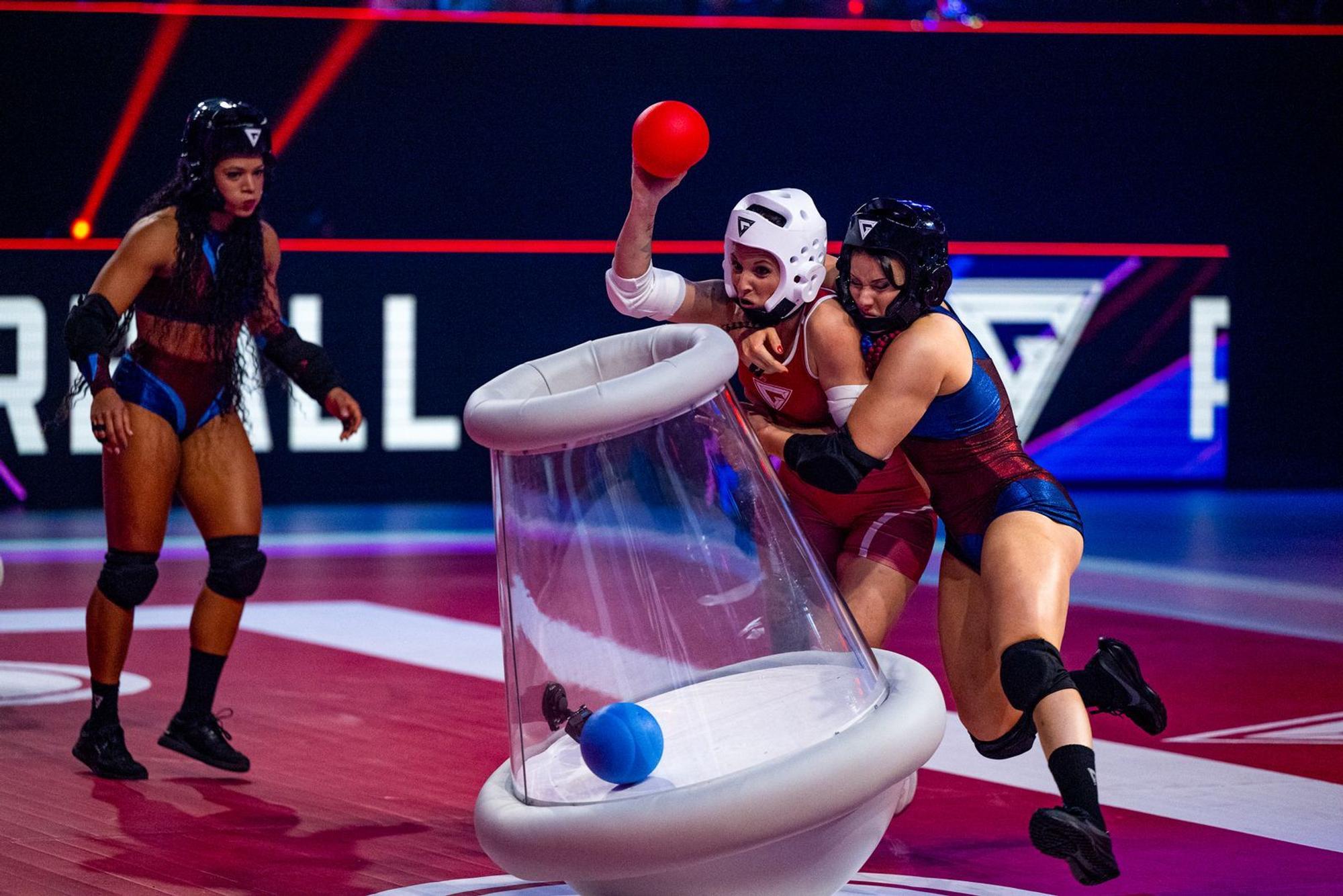 Insgesamt gibt es 13 Spiele, in denen sich Contenders gegen Gladiatoren behaupten müssen. Bei „Powerball“ geht's darum, Bälle in Körbe zu werfen. (Bild: RTL/Pervin Inan-Serttas)