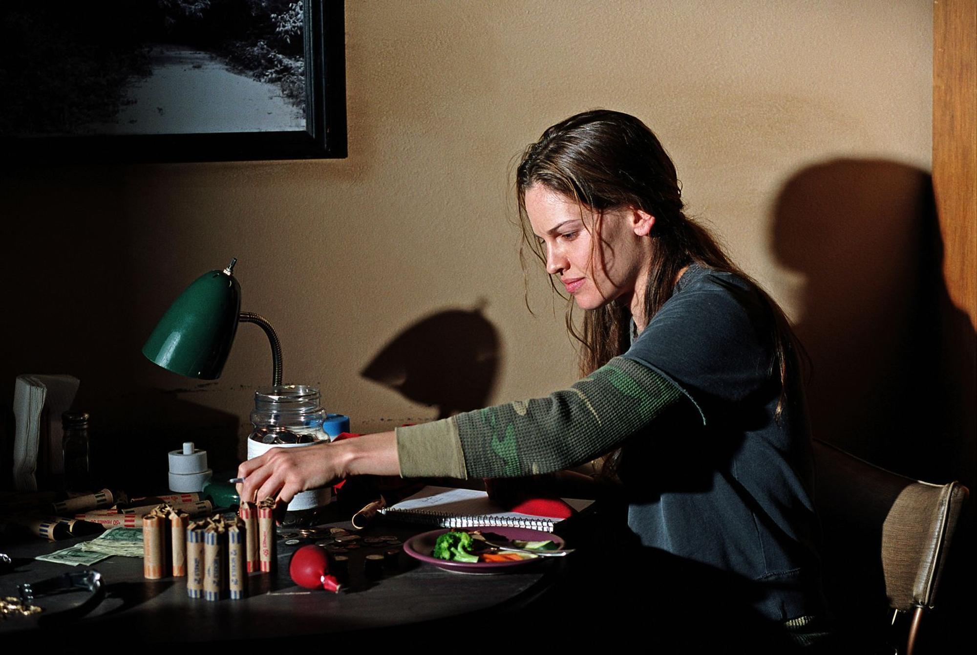 Eigentlich ist die mittellose Kellnerin Maggie (Hilary Swank) schon zu alt für eine Karriere als professionelle Boxerin. Doch sie kämpft für ihren Traum. (Bild: ZDF / Merie W. Wallace)