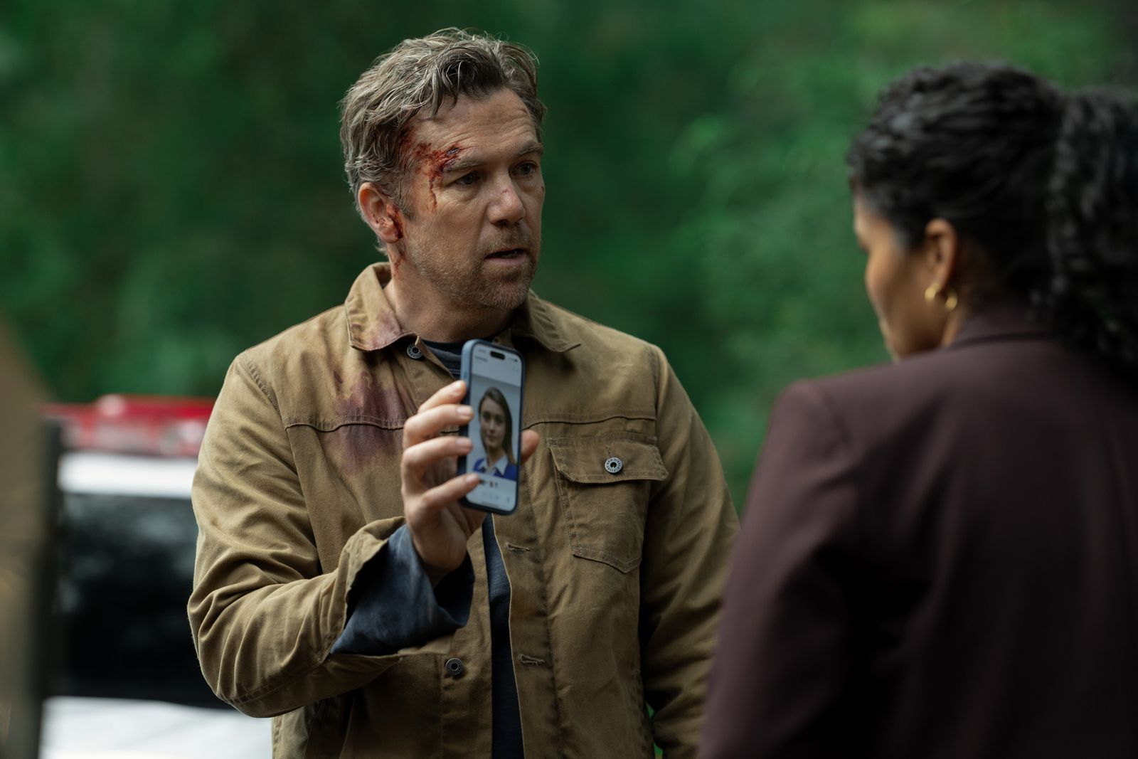 Ex-Polizist Ian Ridley (Patrick Brammall) hat in der australischen Apple-Thrillerserie „Last Seen“ auch nach elf Jahren die Hoffnung nicht aufgegeben, seine im Alter von drei Jahren verschwundene Tochter wiederzufinden. Seiner Nachfolgerin (Zahra Newman) als Polizeichefin einer fiktiven Küstenkleinstadt präsentiert er eine neue Spur.    (Bild: Apple TV)