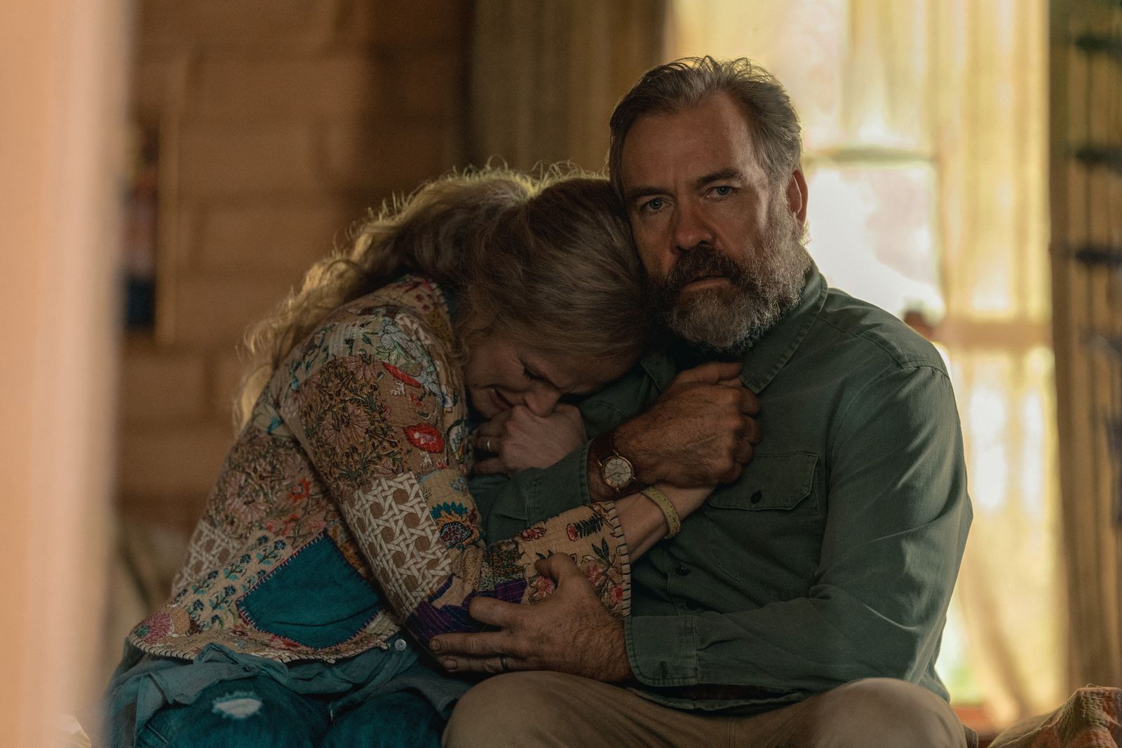 Die religiösen Eheleute Henry (Brendan Cowell) und Jenna Reid (Maxine Peake) meiden den Kontakt zur Außenwelt.  (Bild: Apple TV)