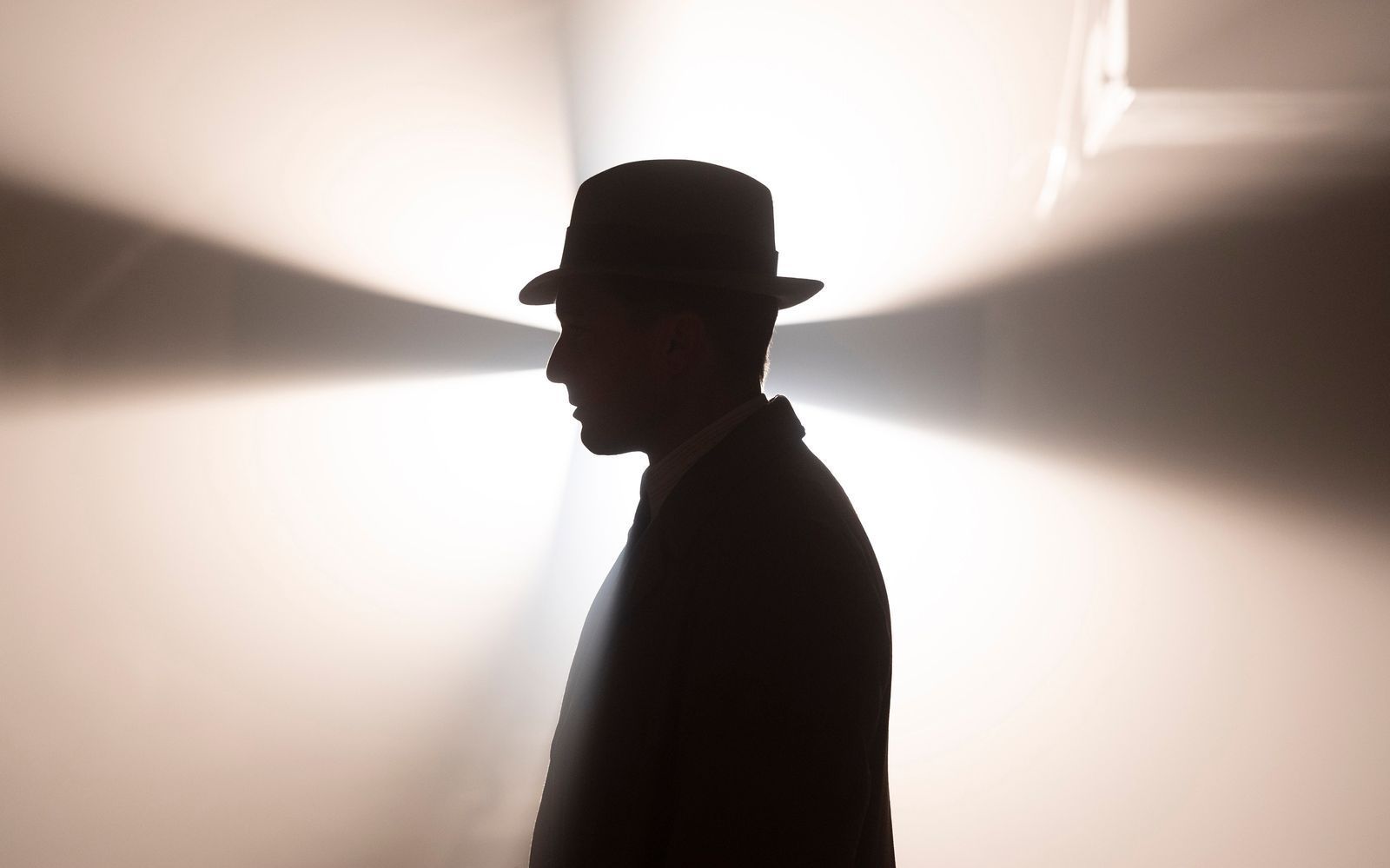 Basierend auf den Romanbestsellern von Volker Kutscher erzählt „Babylon Berlin“ die Geschichte des Kommissars Gereon Rath (Volker Bruch). Nun geht die Serie nach fünf Staffeln in der ARD Mediathek zu Ende.  (Bild:  Frédéric Batier/X Filme Creative Pool/ARD Degeto Film/SWR/WDR/Radio Bremen/Beta Film)
