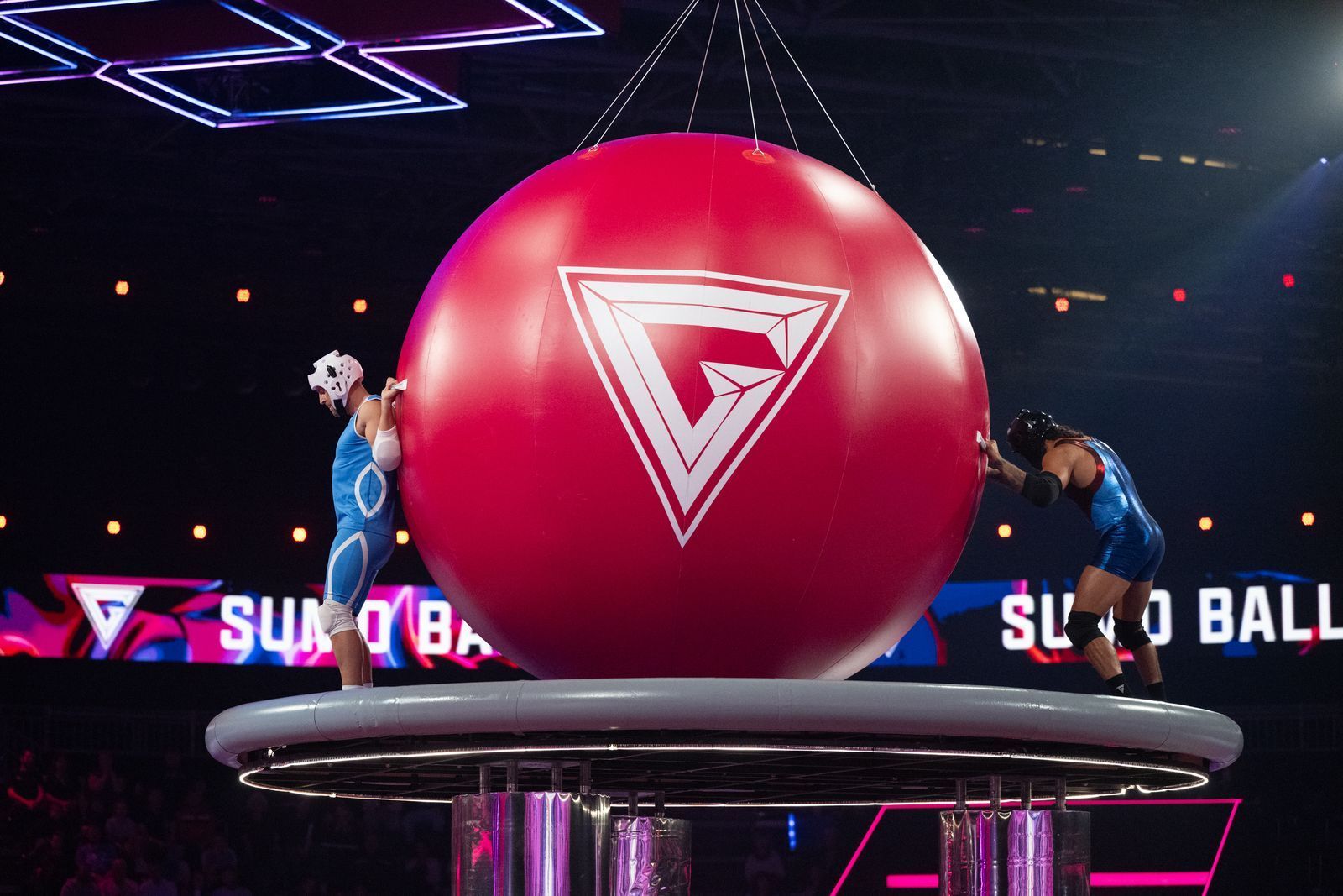 Uli (links) könnte  optisch ein Verwandter von Jason Statham sein. Und wie der Hollywood-Held ist Uli ein harter Brocken - bei „Sumo Ball“ zu hart für Gladiator Beast. (Bild: RTL/Pervin Inan-Serttas)